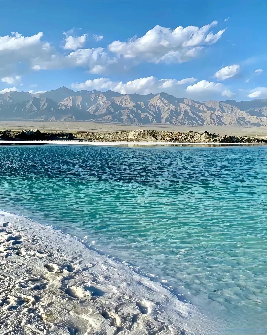 然後,我們將前往一處小眾的秘境【南岸】,在這裡遠望青海湖,視野十分開闊。青海湖是世界高原內陸湖泊溼地類型的典型代表,是水鳥重要繁殖地和遷徙通道的主要節點,是中國西部重要的水源涵養地和水氣循環通道,是維繫青藏高原生態安全的重要水體,是阻止西部荒漠化向東蔓延的天然屏障。站在南岸飽覽這樣的美景,隨後,結束我們的行程,返回西寧市區。 然後,我們將前往一處小眾的秘境【南岸】,在這裡遠望青海湖,視野十分開闊。青海湖是世界高原內陸湖泊溼地類型的典型代表,是水鳥重要繁殖地和遷徙通道的主要節點,是中國西部重要的水源涵養地和水氣循環通道,是維繫青藏高原生態安全的重要水體,是阻止西部荒漠化向東蔓延的天然屏障。站在南岸飽覽這樣的美景,隨後,結束我們的行程,返回西寧市區。