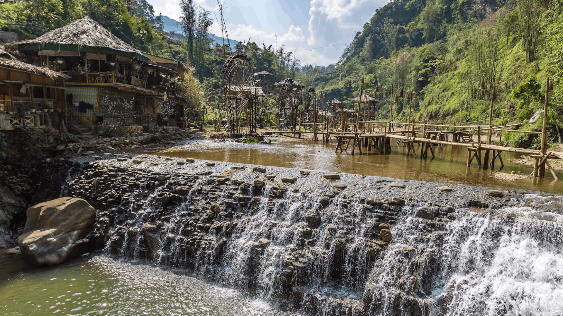 探索 Cat Cat Village 寧靜的溪流、瀑布和傳統木橋。 探索 Cat Cat Village 寧靜的溪流、瀑布和傳統木橋。