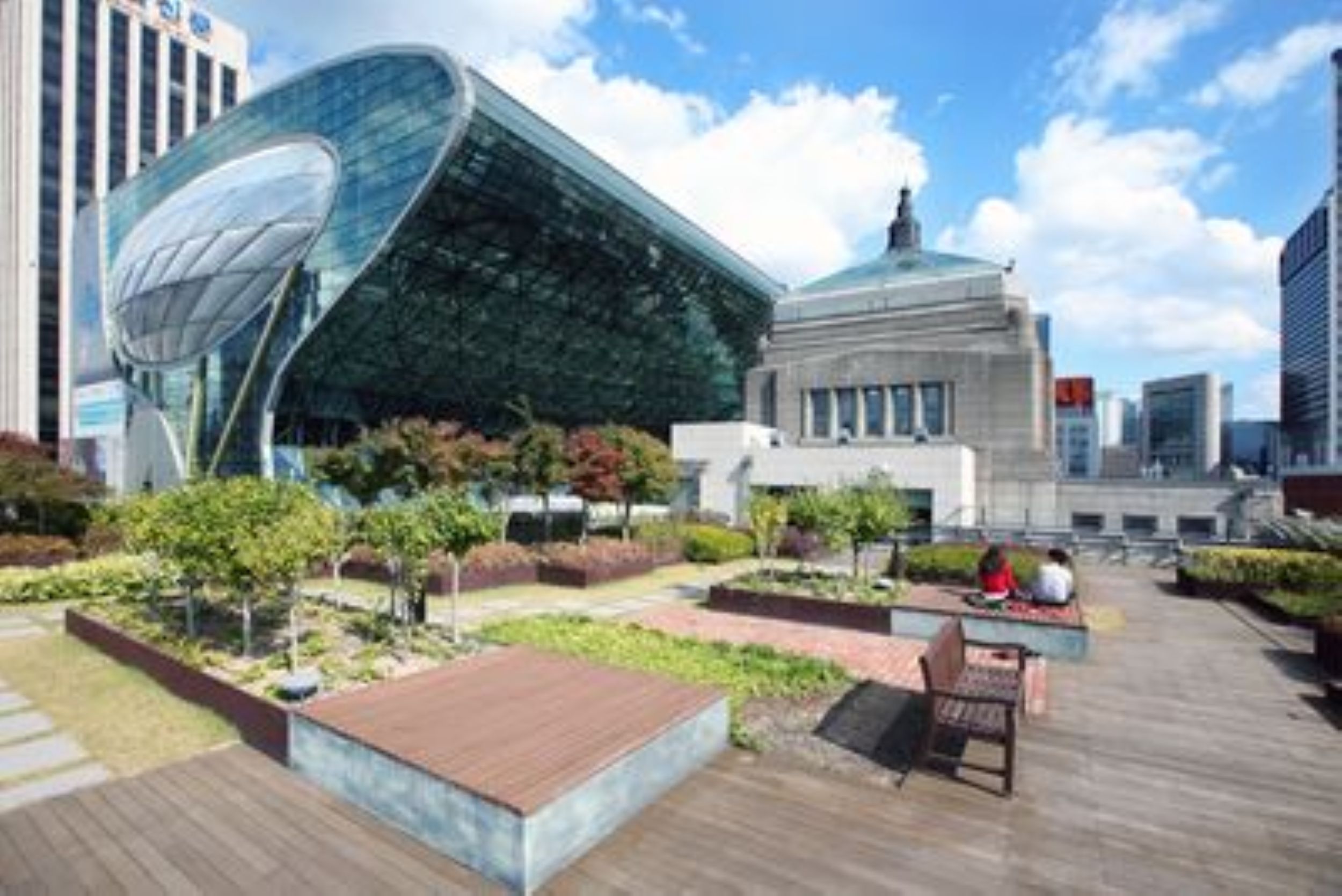 Sky Yard (5F)
The rooftop garden of Seoul Library offers views of Gwanghwamun, Cheongwadae, Gyeongbokgung, Deoksugung, and nearby areas. Features include a wooden bench, aquatic biotope, and lawn.