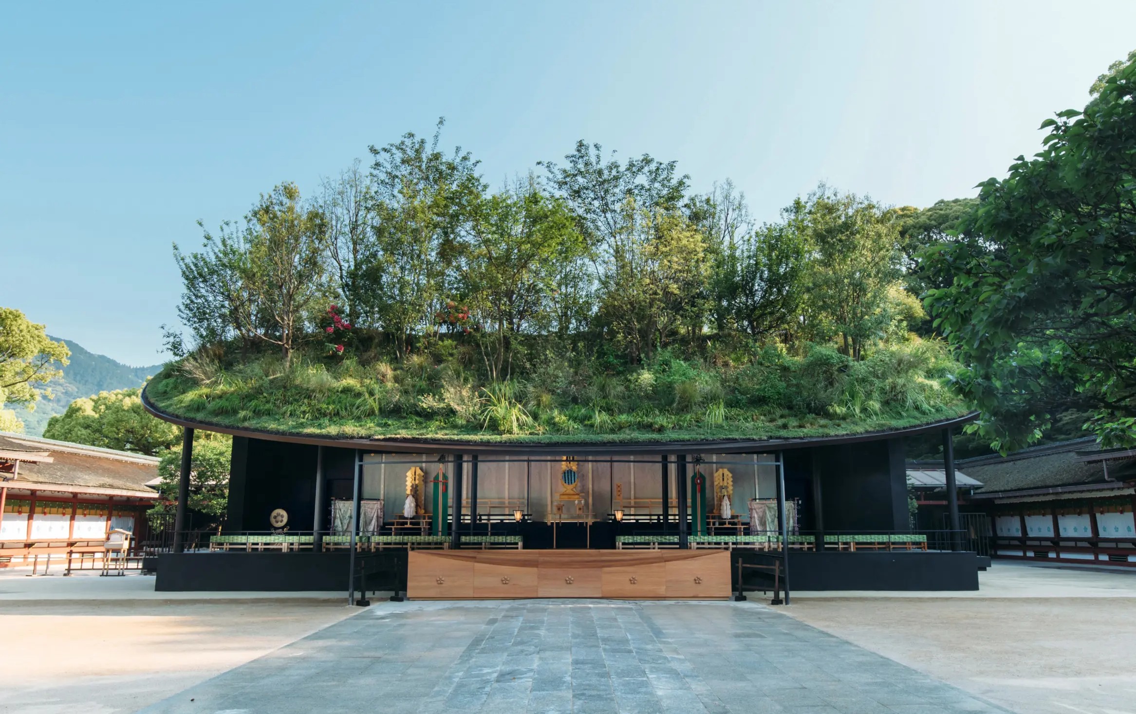 在主殿翻修期間,太宰府天滿宮設有一個臨時主殿,供遊客祈福。儘管臨時主殿結構簡單,但它仍然保留了神社莊嚴的氛圍,讓遊客可以祈求學業有成和好運。 在主殿翻修期間,太宰府天滿宮設有一個臨時主殿,供遊客祈福。儘管臨時主殿結構簡單,但它仍然保留了神社莊嚴的氛圍,讓遊客可以祈求學業有成和好運。