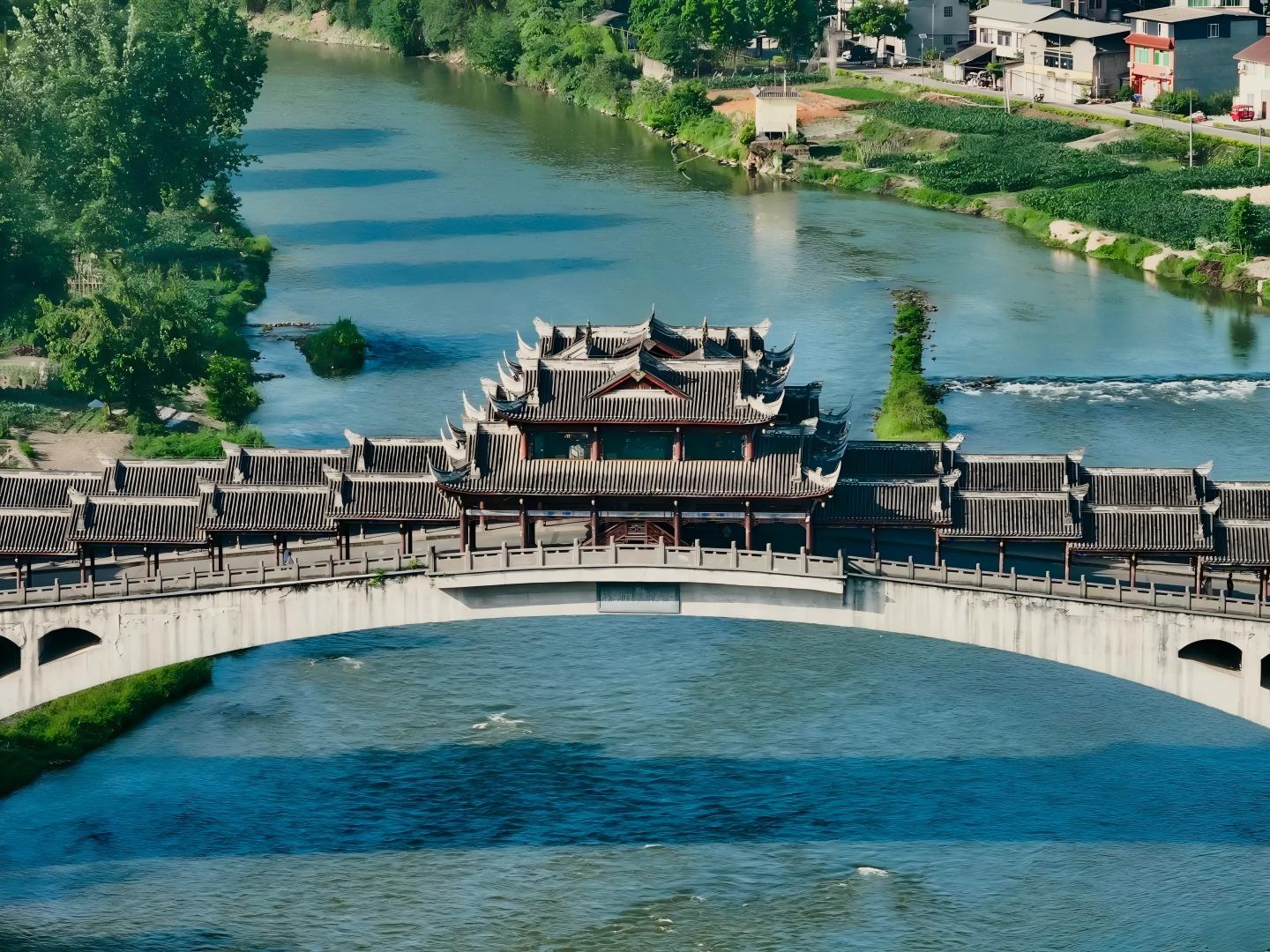 黃龍溪廊橋，於2011 年建成橫跨錦江，全長 367.57 米。紅柱灰瓦配飛簷斗拱，橋面鋪青石板，雕樑畫棟間黃龍紋飾栩栩如生。白日賞江景映古橋，夜間燈火璀璨，是古鎮標誌性景觀。