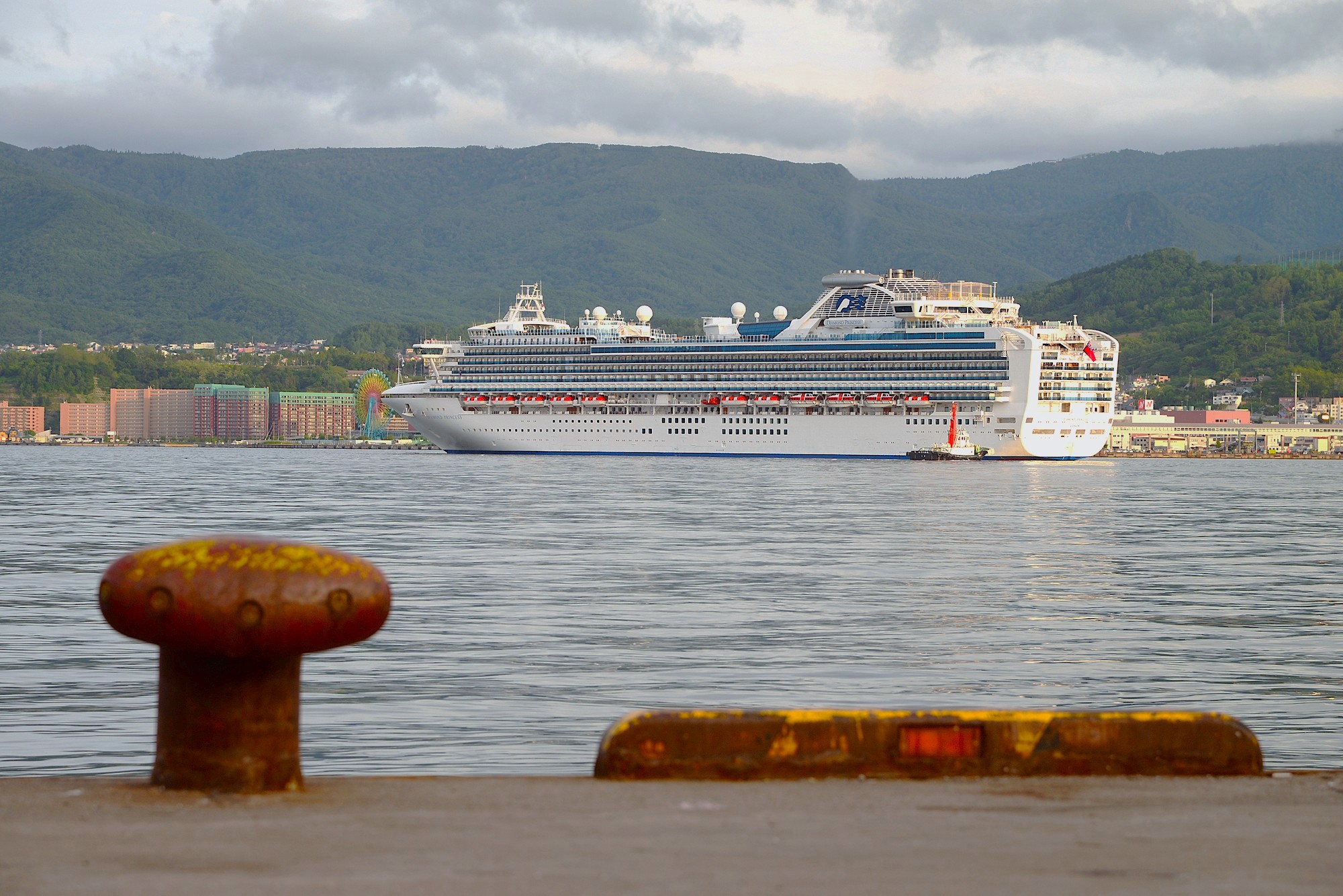 ✧⁺船隻緩緩航行，波光粼粼，小樽港 (Otaru Port) 靜靜地見證著北海道 (Hokkaido) 的四季之美。