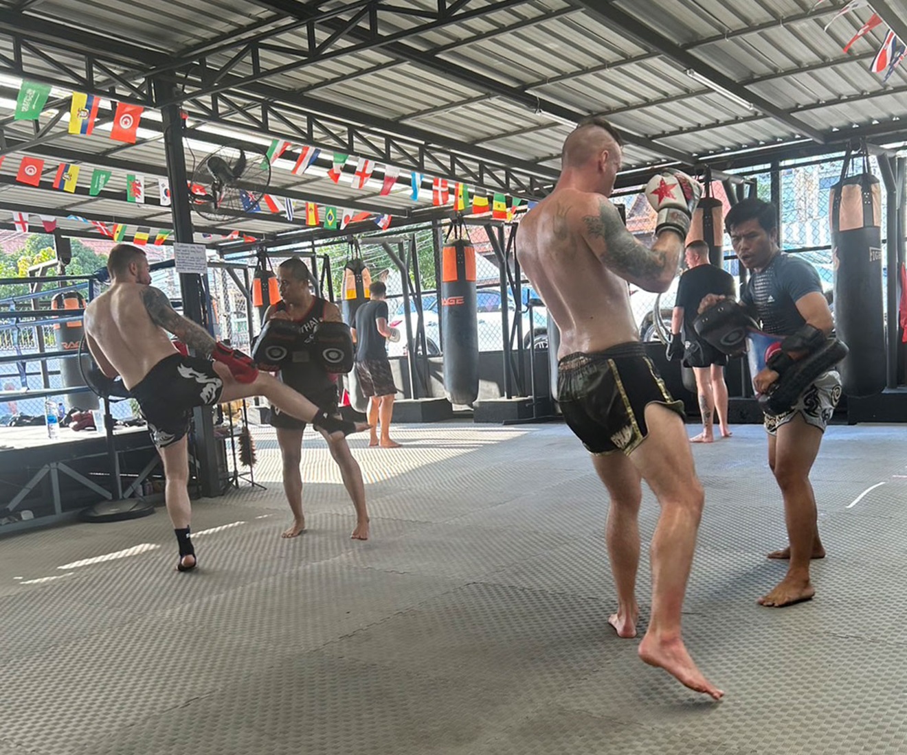 芭達雅戰勝健身房泰拳課程訓練 (Battle & Conquer Gym Muay Thai Class Training in Pattaya)