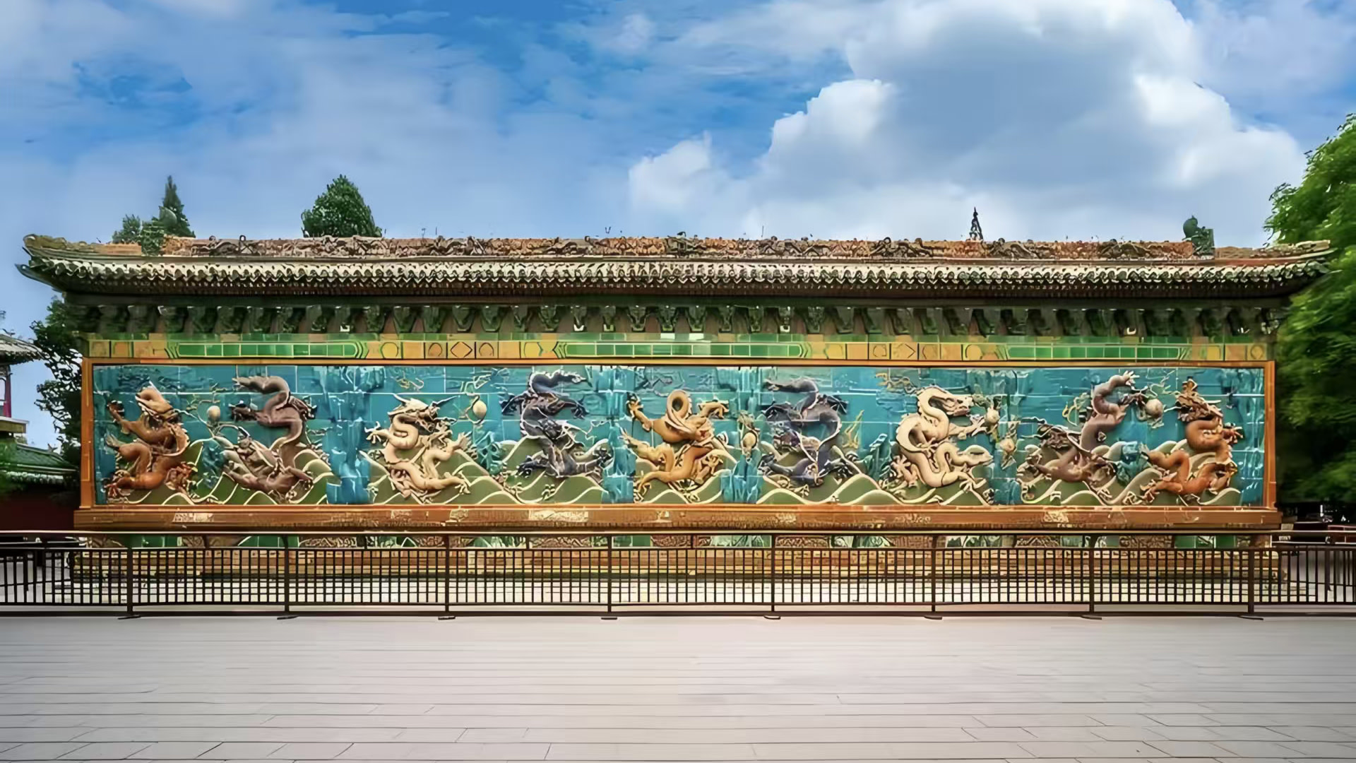 大同九龍壁:建於明洪武年間,長 45.5 米,是中國現存規模最大、年代最早、保存最完好的琉璃龍壁,比北京北海九龍壁大三倍;426 塊五彩琉璃構件拼砌,九條巨龍翻騰於雲海,陽光下光彩奪目。 大同九龍壁:建於明洪武年間,長 45.5 米,是中國現存規模最大、年代最早、保存最完好的琉璃龍壁,比北京北海九龍壁大三倍;426 塊五彩琉璃構件拼砌,九條巨龍翻騰於雲海,陽光下光彩奪目。