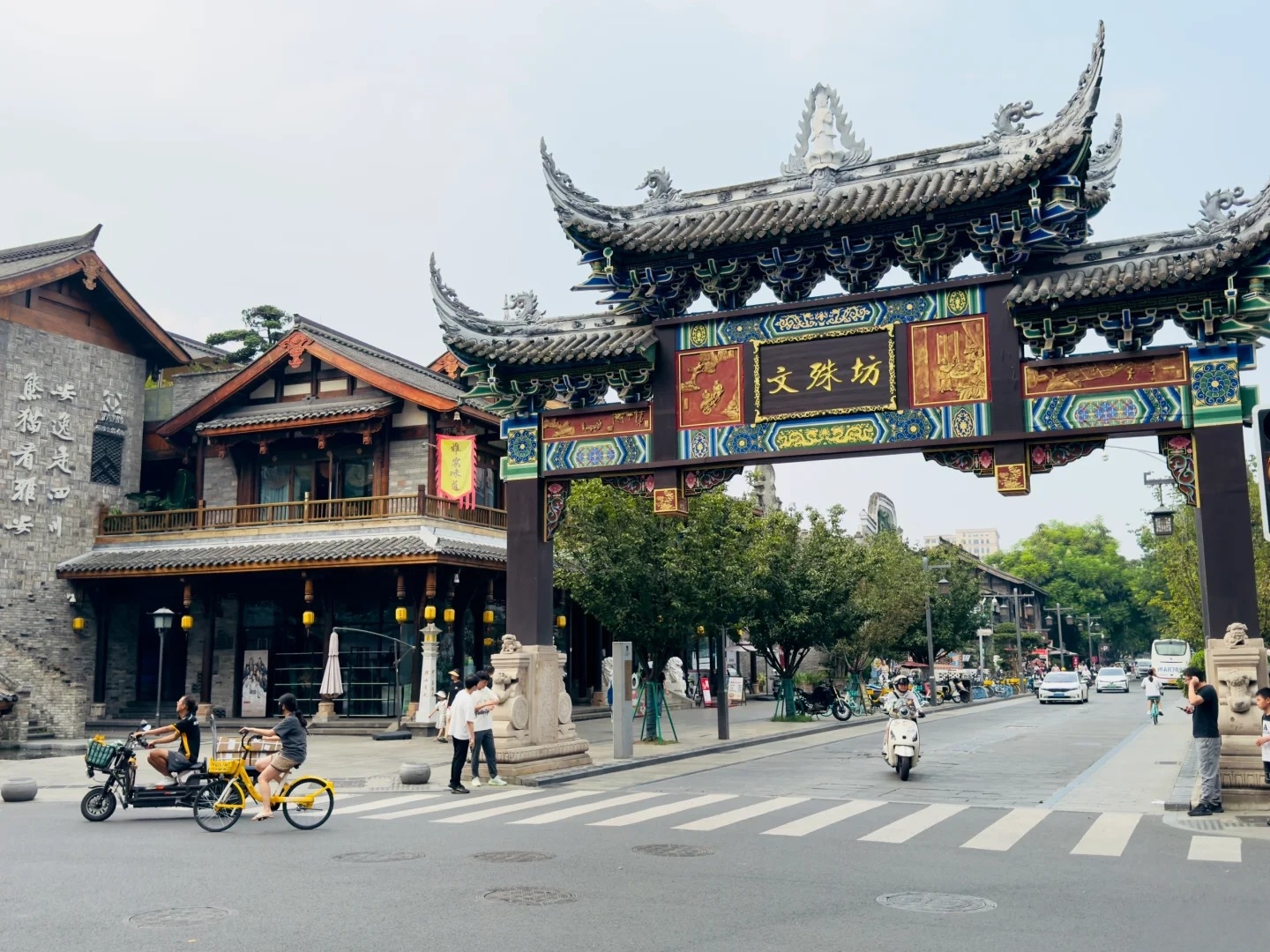文殊坊：是成都首批三大歷史文化保護區之一 。核心古建築文殊院，前身是唐代妙圓塔院，宋時改稱信相寺，康熙帝御筆賜 “空林” 二字與御印