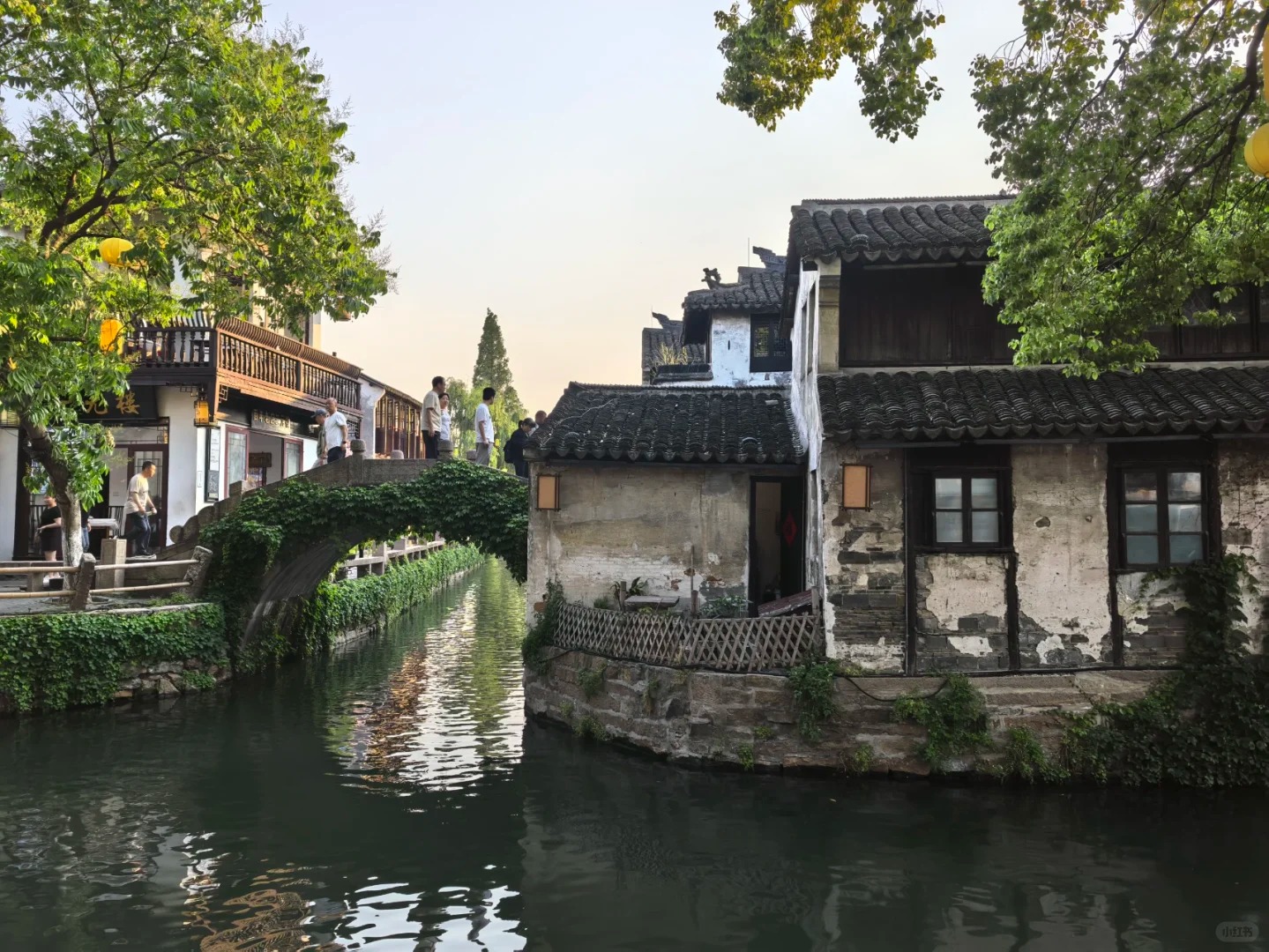 【周莊古鎮】是一座江南小鎮，有“中國第一水鄉”之美譽。沈廳、張廳、迷樓、葉楚傖故居、澄虛道院、全福寺等名勝古蹟，具有很高的歷史價值和觀賞性。古橋居多，且橋橋相望，橋橋相連，至今仍保存著建自元、明、清代的石橋。