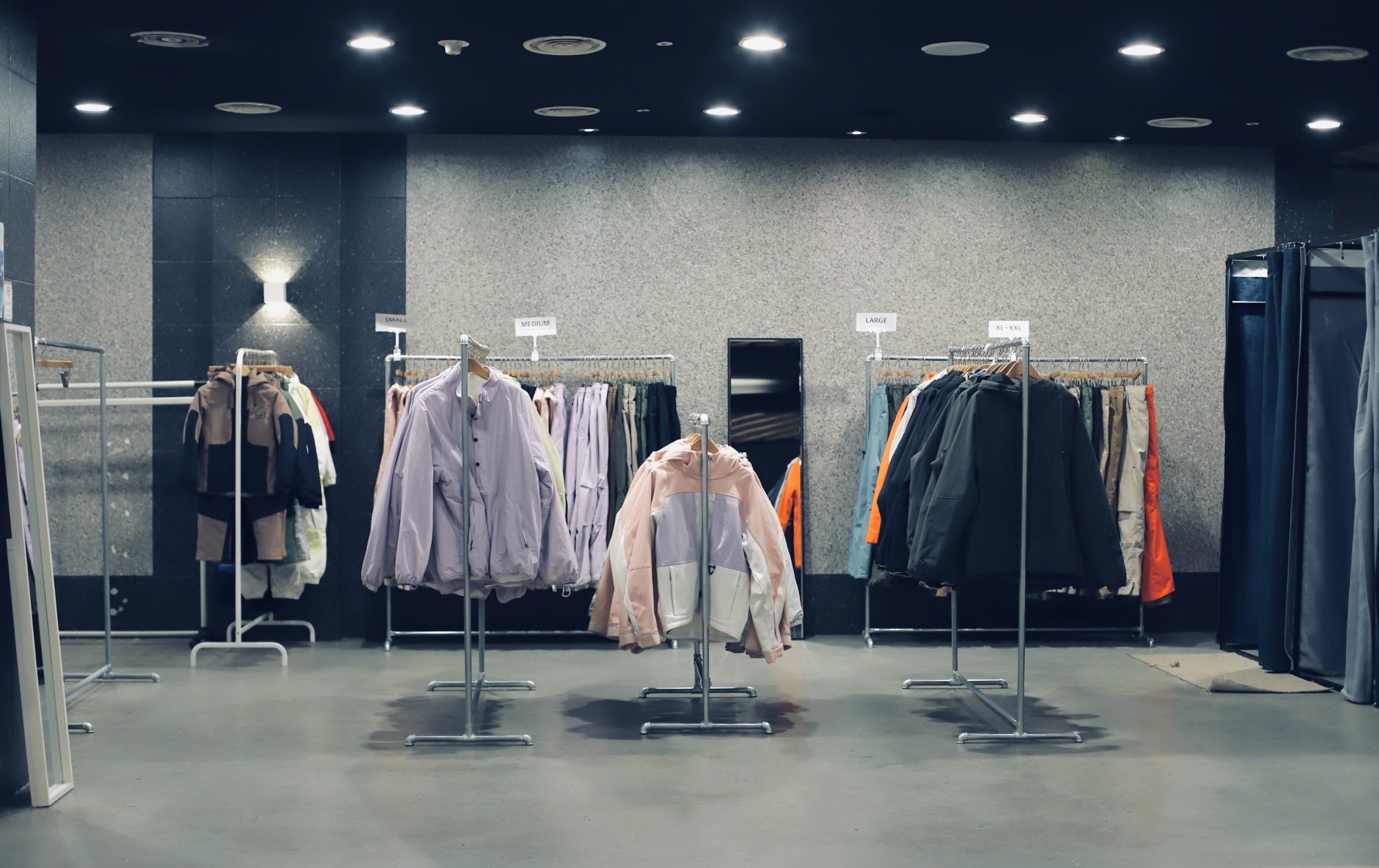 時尚INSTAY雙板滑雪服和單板滑雪服，可在專屬休息室租賃