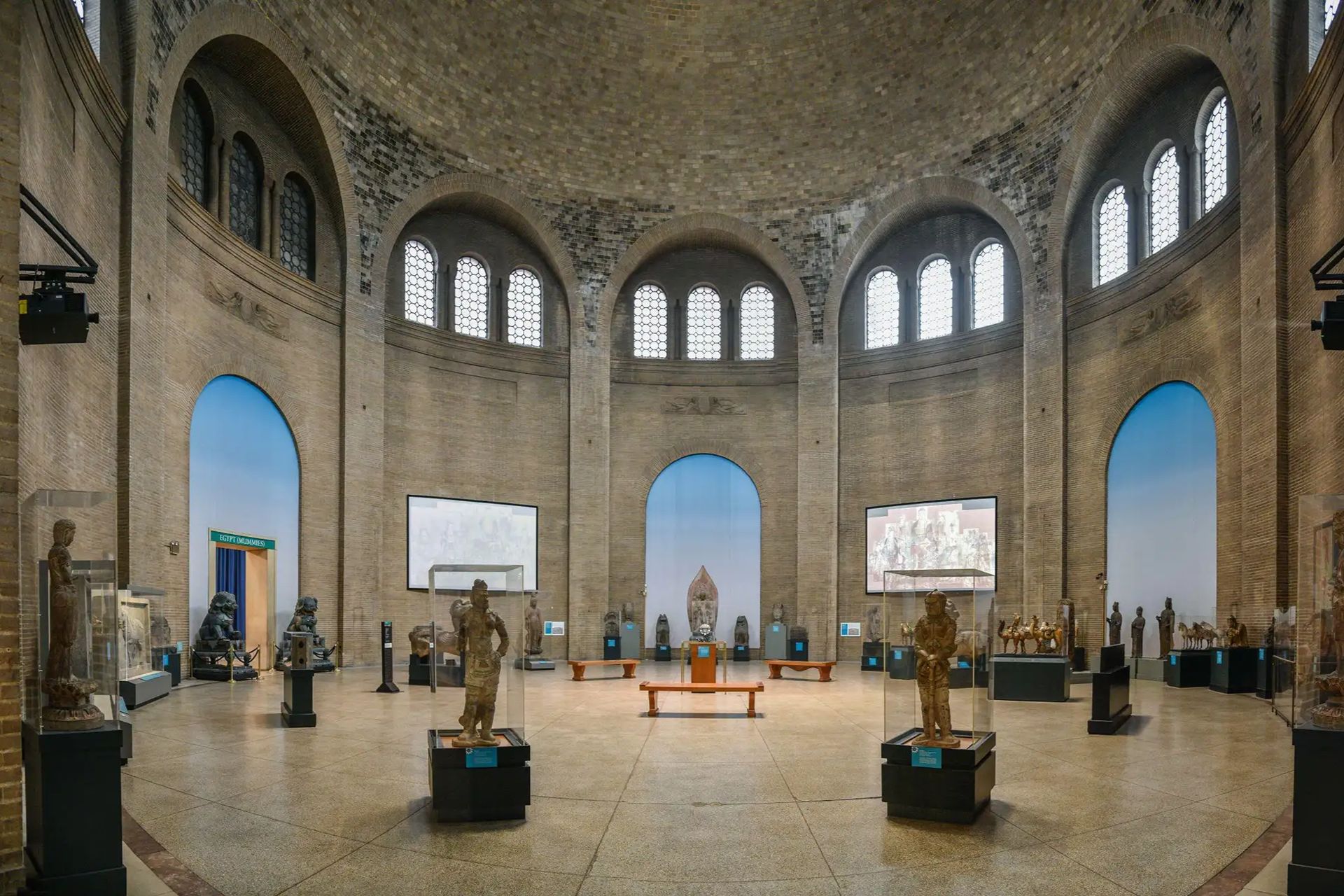 一個展廳，裡面擺滿了跨越數千年和不同文化的文物。