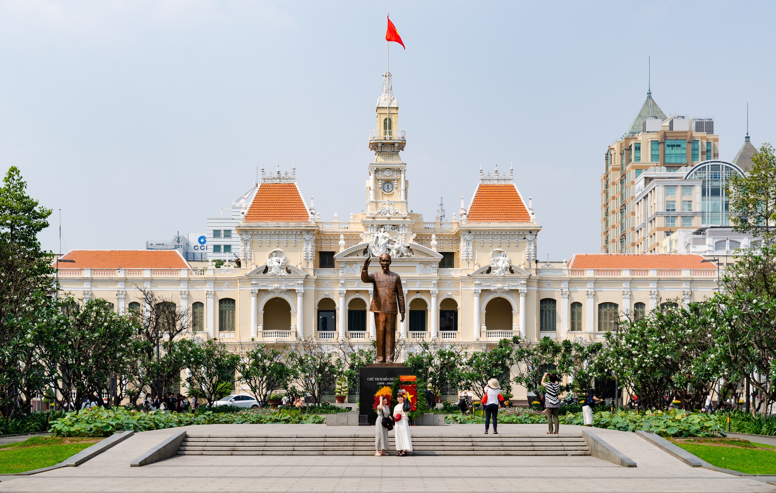宏偉建築：胡志明市人民委員會大廳，這座必訪地標位於市中心，展現法式殖民的優雅風情，令人讚嘆不已。