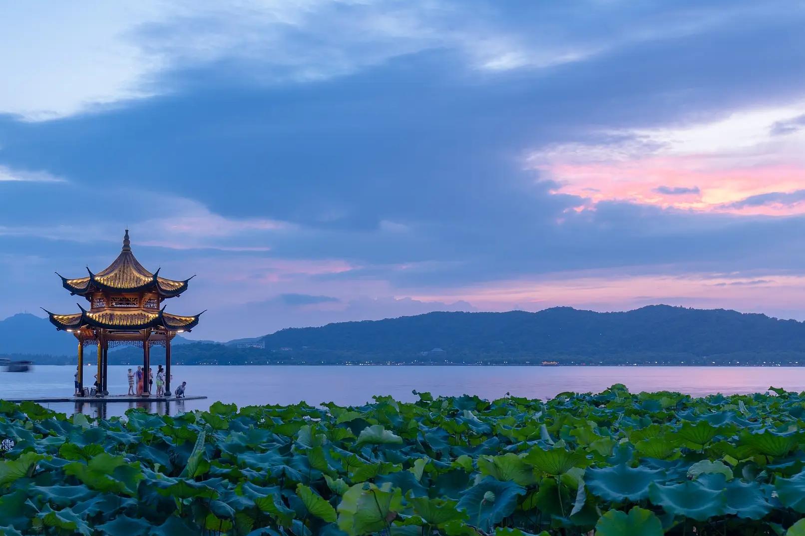 漫步蘇堤,長橋公園,遠觀雷峰塔,領略【西湖】四時不同風光之美。(如遇黃金週/節假日/週末或重大活動,旅遊大巴車禁止進入西湖景區,需換乘景區內公交車,單趟2元/人,具體以景區安排為準。) 漫步蘇堤,長橋公園,遠觀雷峰塔,領略【西湖】四時不同風光之美。(如遇黃金週/節假日/週末或重大活動,旅遊大巴車禁止進入西湖景區,需換乘景區內公交車,單趟2元/人,具體以景區安排為準。)