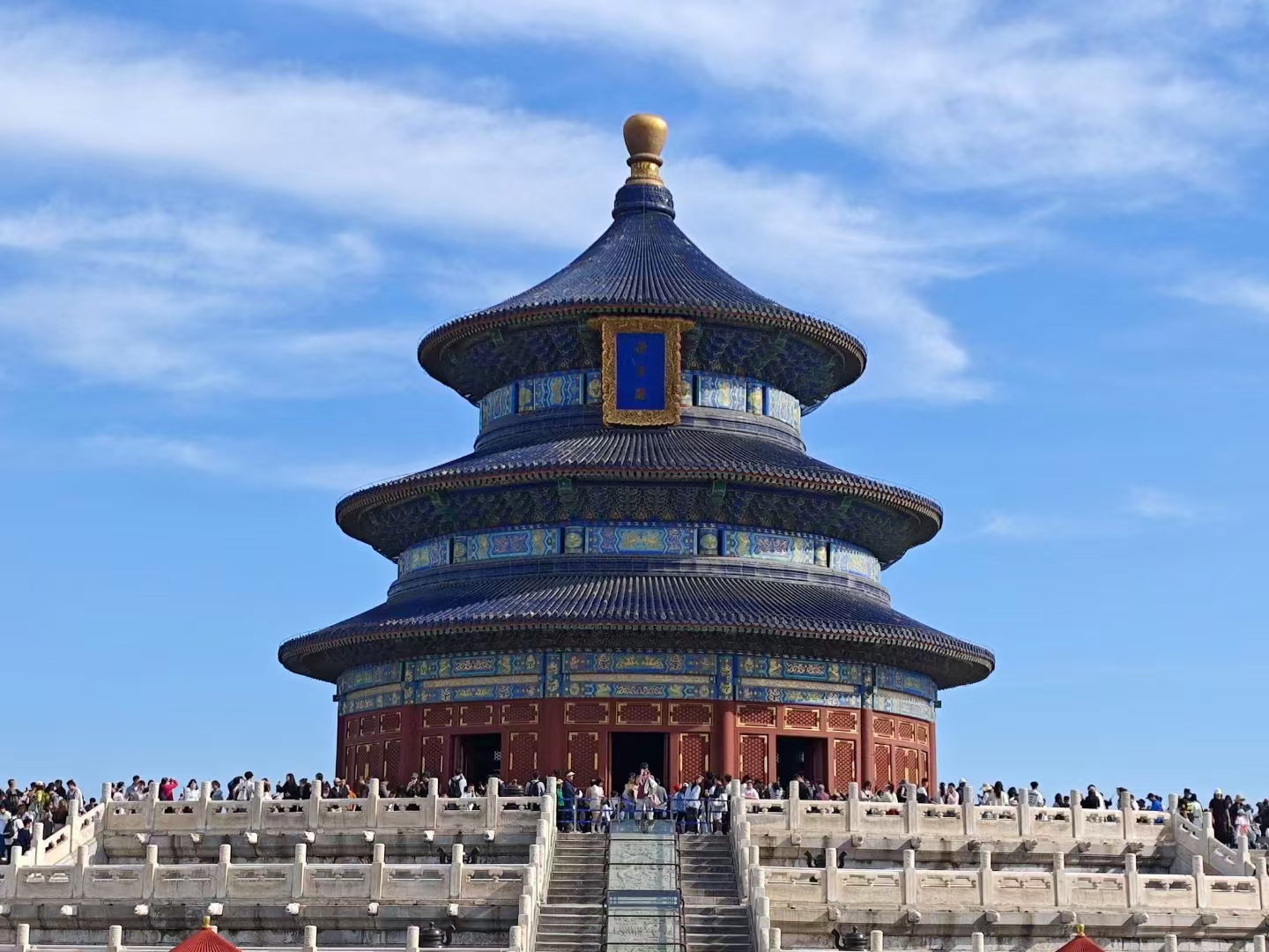 始建於1420年的祈年殿，宛如天壇中一顆璀璨的明珠，散發著獨特而迷人的魅力。步入殿內，三圈同心排列的巨大木柱映入眼簾，它們不僅是支撐起這座宏偉建築的堅實骨架，更蘊含著非凡的象徵意義。這些木柱，以精妙的佈局，分別代表著四季流轉、十二個月的更迭以及一天中十二個時辰的交替。每一根木柱，都彷彿是時間的使者，無聲訴說著歲月的故事。在當時的建築條件下，能將如此深刻的文化內涵與精湛的建築技藝完美融合，打造出這般巧奪天工的建築傑作，無疑是一項令人驚歎、了不起的建築工程成就，讓人不禁對古代工匠的智慧肅然起敬。