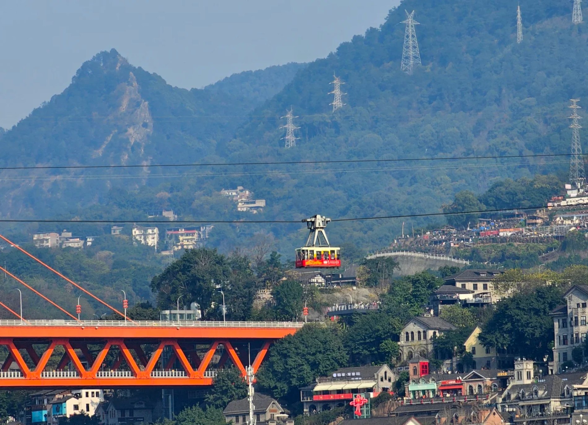 從水上視角拍攝洪崖洞吊腳樓、千廝門大橋、江北嘴大劇院、磁器口古鎮等核心地標,“建築與江景同框”“橋樑跨江全景” 等畫面隨手拍都是大片 從水上視角拍攝洪崖洞吊腳樓、千廝門大橋、江北嘴大劇院、磁器口古鎮等核心地標,“建築與江景同框”“橋樑跨江全景” 等畫面隨手拍都是大片