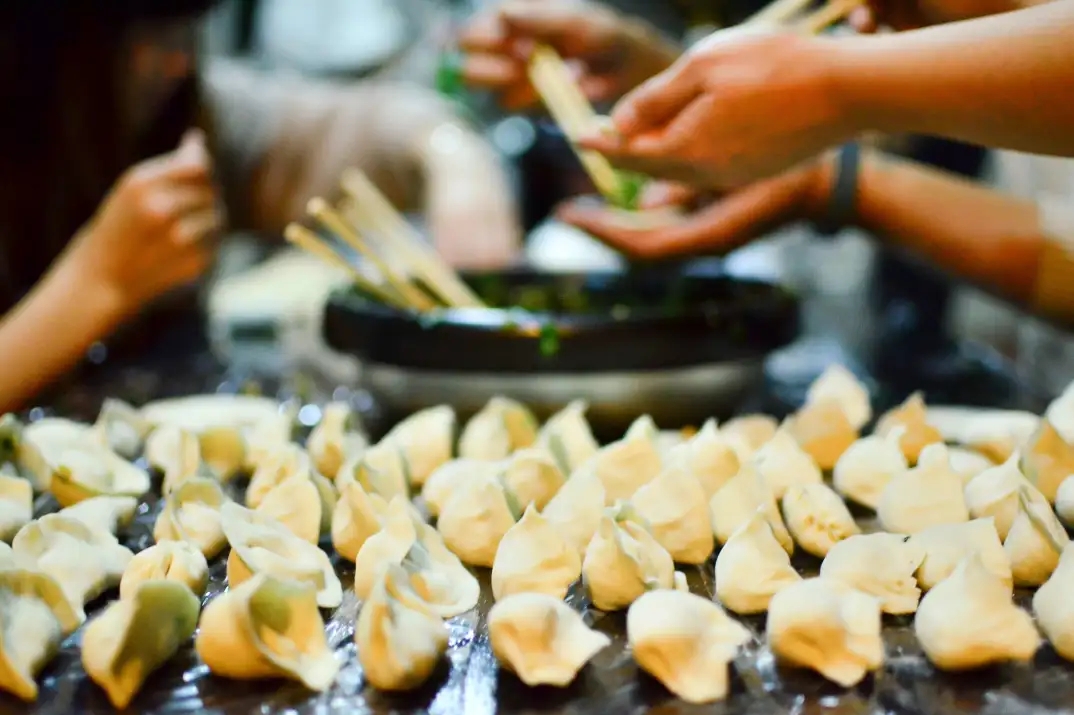 我們準備了餃子餡和餃子皮，領隊帶領大家親自【動手包餃子】，可隨意DIY，但要記得一定不要“露餡”啦，晚餐我們就吃自己包的餃子，香不香就看你包的怎麼樣，反正我們包出來的可都是好好吃呢。
