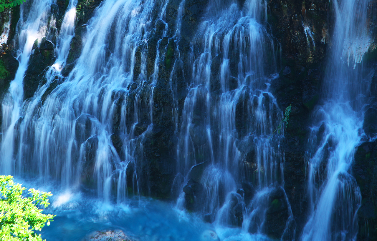 從地下湧出的水流,拍打著岩石,激起泛著藍色光茫的浪花。這裡夏季山青水秀,冬季白雪皚皚,可以欣賞兩季之景形成的鮮明對比所帶來的樂趣。 從地下湧出的水流,拍打著岩石,激起泛著藍色光茫的浪花。這裡夏季山青水秀,冬季白雪皚皚,可以欣賞兩季之景形成的鮮明對比所帶來的樂趣。