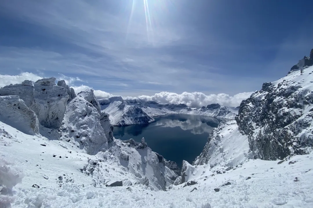 D4：在飯店門口集合上車出發前往【長白山北景區】山門，因為進入景區之後必須要換乘景區內的環保車，我們自己的車子就要停在停車場，所以下車之前一定要帶好需要的東西。景區環保車是循環式的，下車之前一定要檢查好自己的物品，不要遺落在車上。排隊約20分鐘。如果天氣好大家可以換乘倒站車20分鐘抵達天池主峰停車場，爬上5分鐘到山頂，俯瞰美麗的天池，自由攝影30分鐘。晚上抵達飯店【免費泡雪地溫泉】