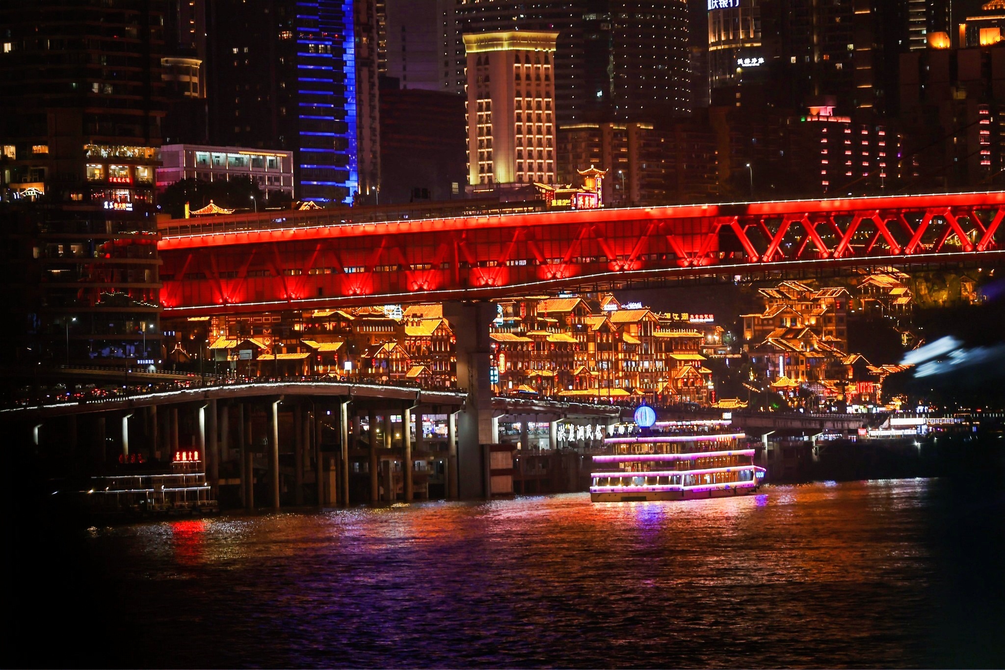 重慶：沸騰江湖氣，輕軌穿樓越山河，璀璨夜景映兩江，一座集人間菸火與賽博朋克一體的魔幻之都。