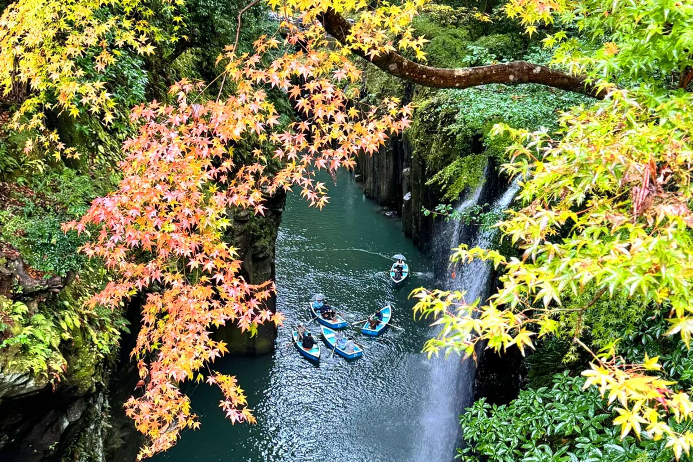 美麗的高千穗峽，推薦在真名井瀑布附近取景，運用慢快門拍出絲綢般水流質感，或者沿峽谷步道捕捉陽光穿透樹葉的斑駁光影。