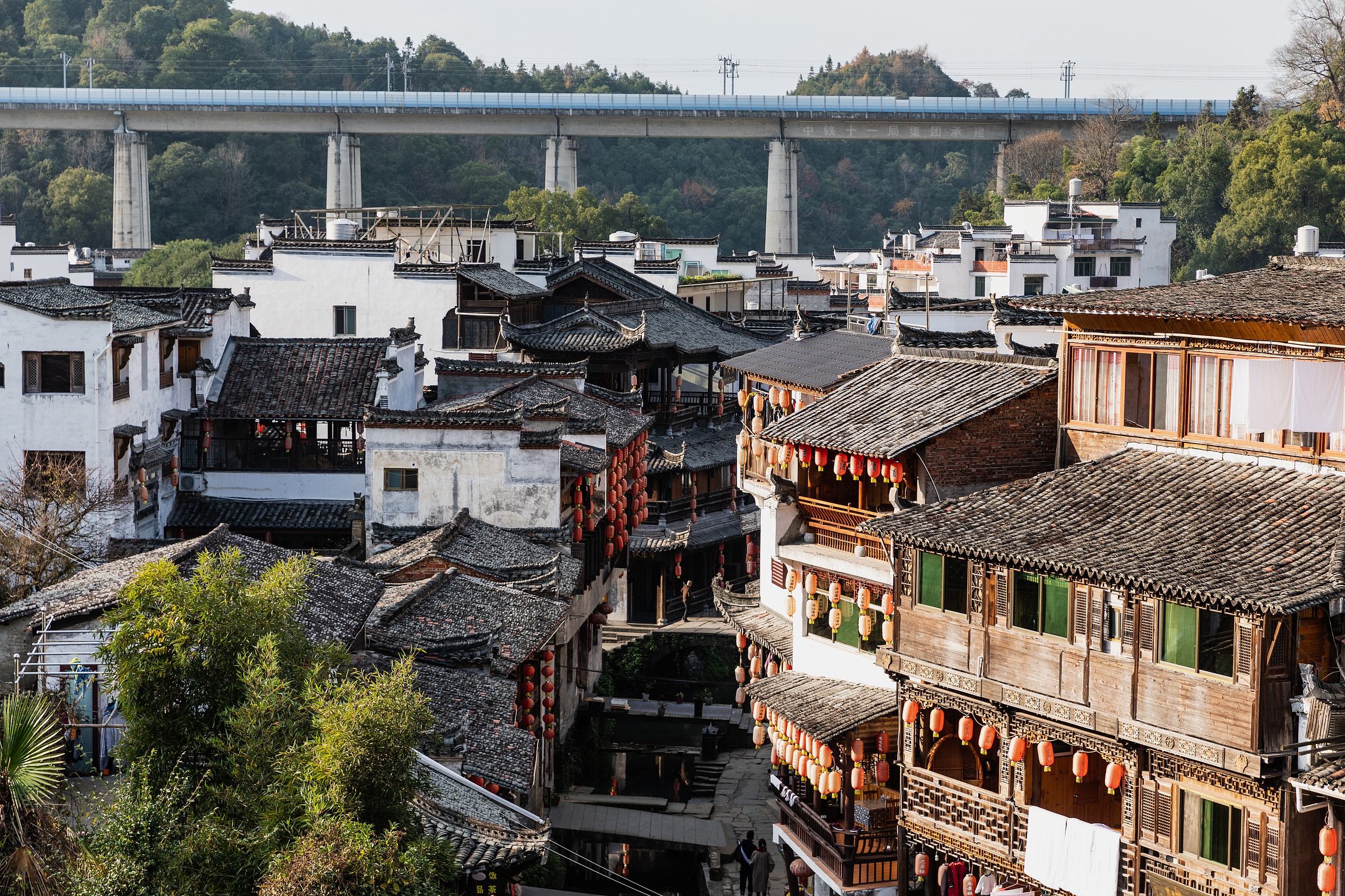 李坑村：徽派古村，溪水穿村，明清建築，出南宋武狀元。