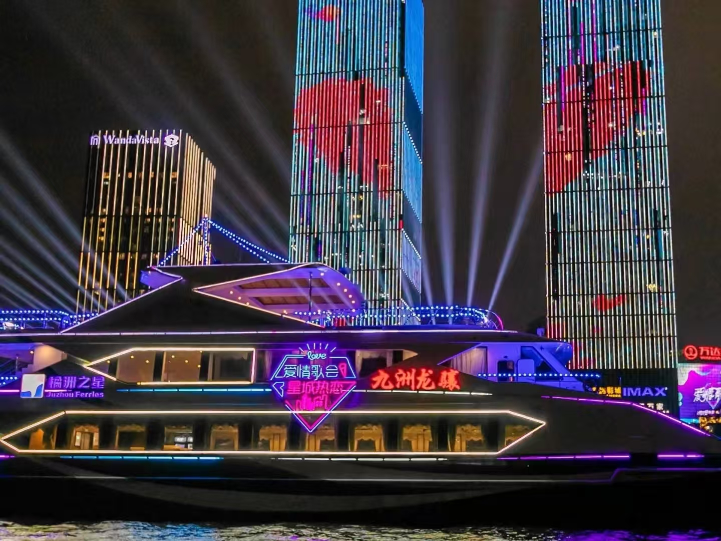 湘江郵輪夜遊是一場浪漫的城市夜景之旅。遊客可在橘子洲碼頭、嶽麓山碼頭或三館一廳碼頭登船。沿途經過杜甫江閣、萬達廣場、橘子洲頭青年毛澤東雕塑等多個地標，可欣賞一江兩岸絢麗的燈光秀。