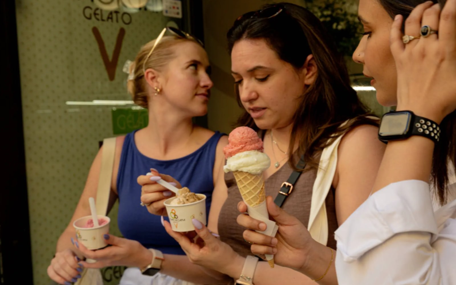 在探索羅馬充滿活力的街道和熱鬧市集時，盡情享受香甜可口的點心和甜點。