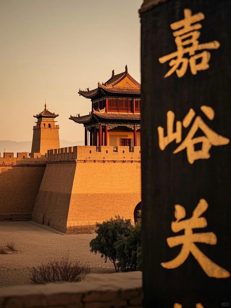 第二天上午,前往【嘉峪關】景區,參觀嘉峪關城牆。益於其獨特的地理位置,被譽為“天下第一雄關”,是觀光、懷古遊歷的好地方。景區兜售推銷紀念的較多,不建議購買,另外景區內步行瀏覽即可,無需花費用乘坐電瓶車。 第二天上午,前往【嘉峪關】景區,參觀嘉峪關城牆。益於其獨特的地理位置,被譽為“天下第一雄關”,是觀光、懷古遊歷的好地方。景區兜售推銷紀念的較多,不建議購買,另外景區內步行瀏覽即可,無需花費用乘坐電瓶車。