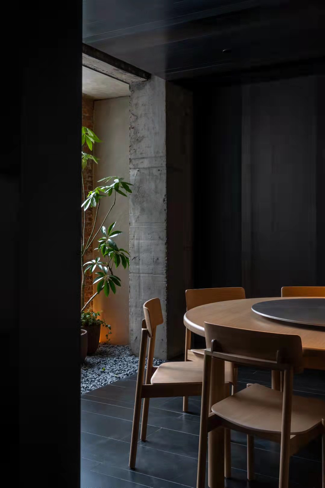 Different from traditional hotel room doors, Youxiong adopts a unique double-section door with two upper and lower sections to make the door more flexible. It not only ensures safety, but also keeps ventilation from the outside world and does not block co