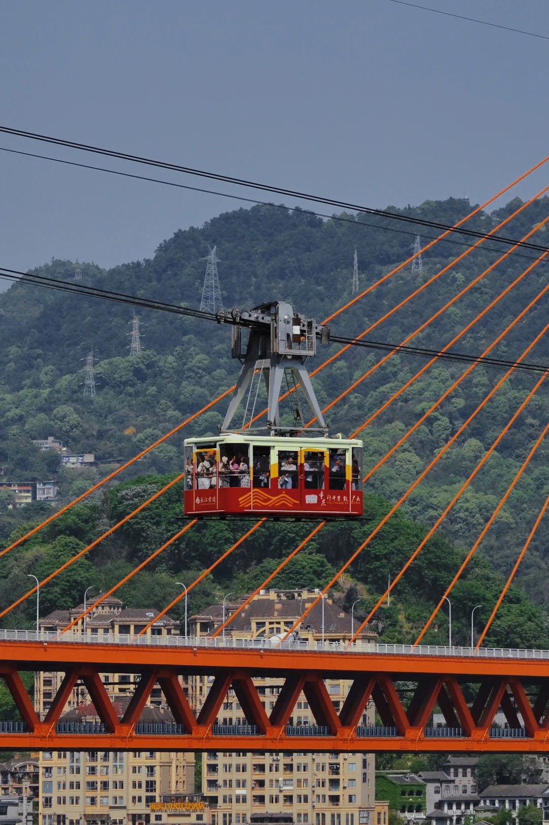 中午十二點與市區享用午餐,隨後,下午兩點左右前往乘坐【長江索道】。這是我國萬里長江上第一條大型跨江客運索道,有著城市" 空中客車"之美譽。它連接重慶渝中區和南岸區,是構築重慶獨具特色的立體交通網路的重要組成部分,是與重慶山水人文特色相輝映,與山城景緻相得益彰的城市名片。乘坐索道可以俯瞰長江兩岸的壯麗景色,感受山城的立體交通魅力 中午十二點與市區享用午餐,隨後,下午兩點左右前往乘坐【長江索道】。這是我國萬里長江上第一條大型跨江客運索道,有著城市" 空中客車"之美譽。它連接重慶渝中區和南岸區,是構築重慶獨具特色的立體交通網路的重要組成部分,是與重慶山水人文特色相輝映,與山城景緻相得益彰的城市名片。乘坐索道可以俯瞰長江兩岸的壯麗景色,感受山城的立體交通魅力