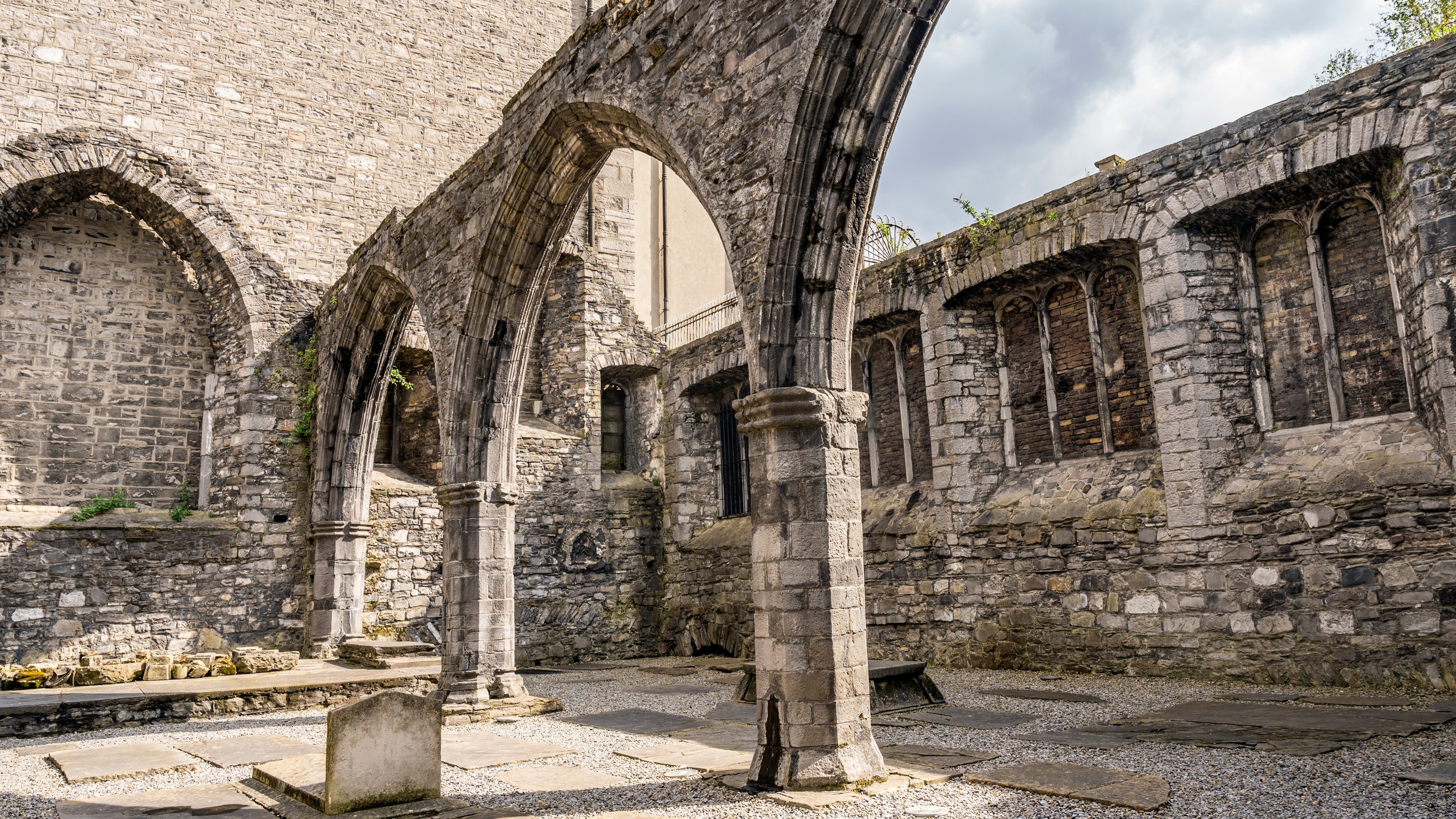 欣賞聖奧登教堂引人注目的石拱門