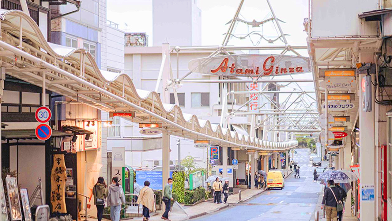 熱海舊銀座商店街，街道古樸熱鬧，拱形屋頂延伸，沿街彙集美食與特色小店，洋溢昭和風情，是體驗當地生活與購物的好去處。