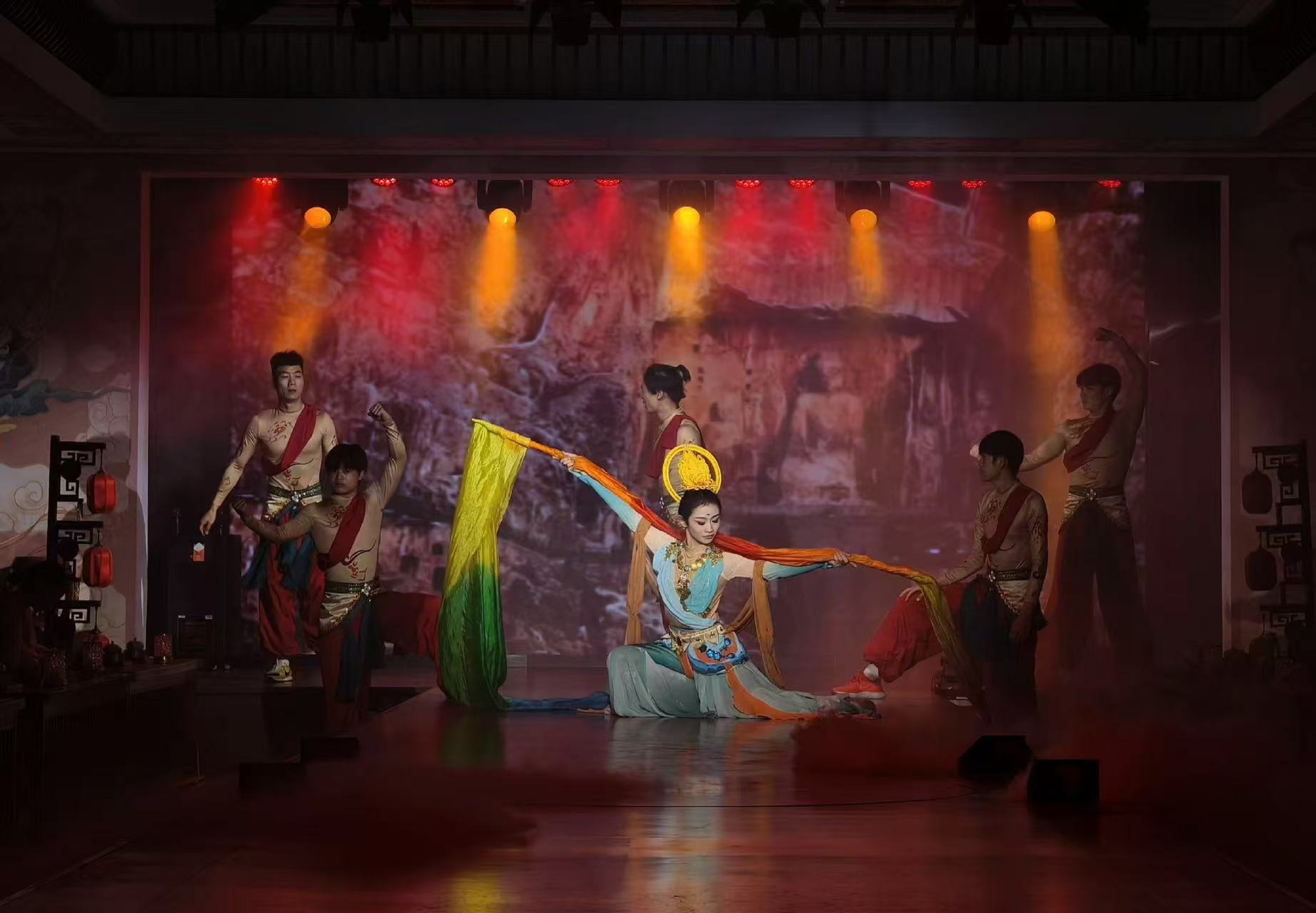 洛陽龍門宴樂 - 沉浸式體驗千年盛世隋唐宮廷盛宴（帝王同款宮廷宴會場景+唐風樂舞表演+宮廷御膳小吃+可選古代服裝換裝體驗）