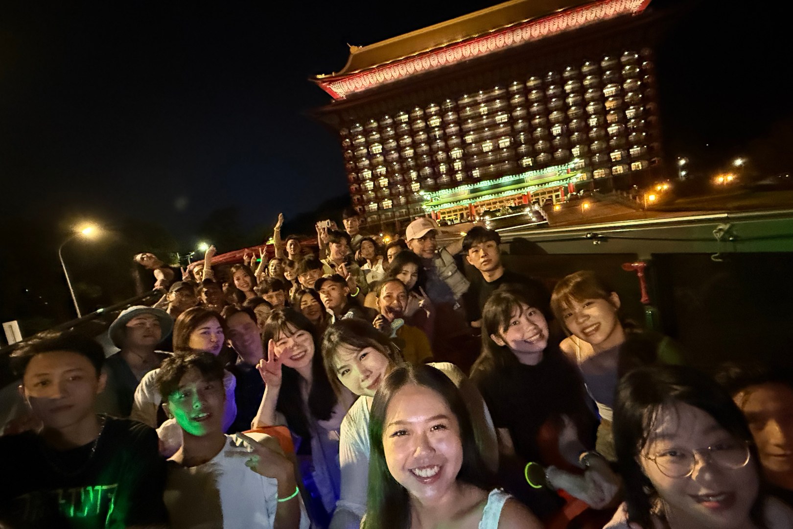 The Grand Hotel at night is even more majestic and magnificent under the lights. It is one of the most representative landmarks in Taipei. The magnificent Chinese palace-style architecture stands like a pagoda on Jiantan Mountain in the night, and the daz