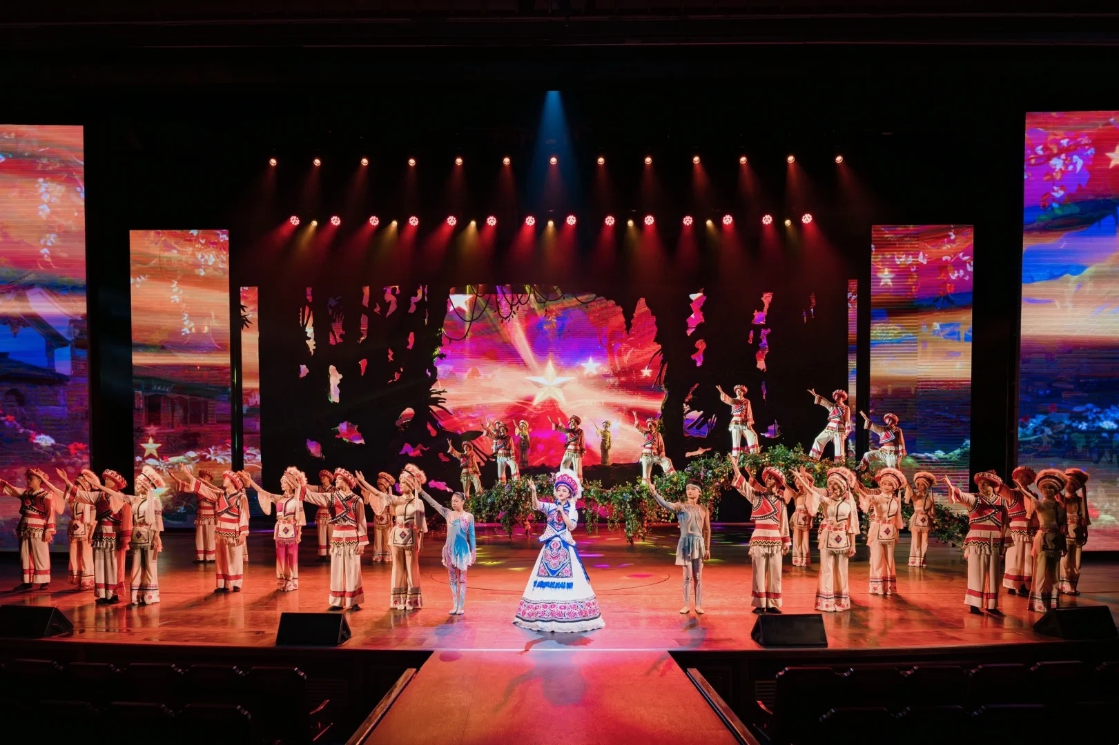魅力湘西是張家界大型民族歌舞表演，由馮小剛總導演、劉歡音樂總監打造，以湘西民俗文化為核心，融合室內舞臺劇《火鼓》《千古邊城翠》及室外上刀山、下火海絕技，展現浪漫、神秘、激情、快樂四大篇章，曾榮登央視春晚，年接待遊客超百萬人次