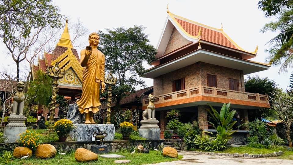 HUE CITY SIGHTSEEING AND FOOD TOUR BY MOTORBIKE