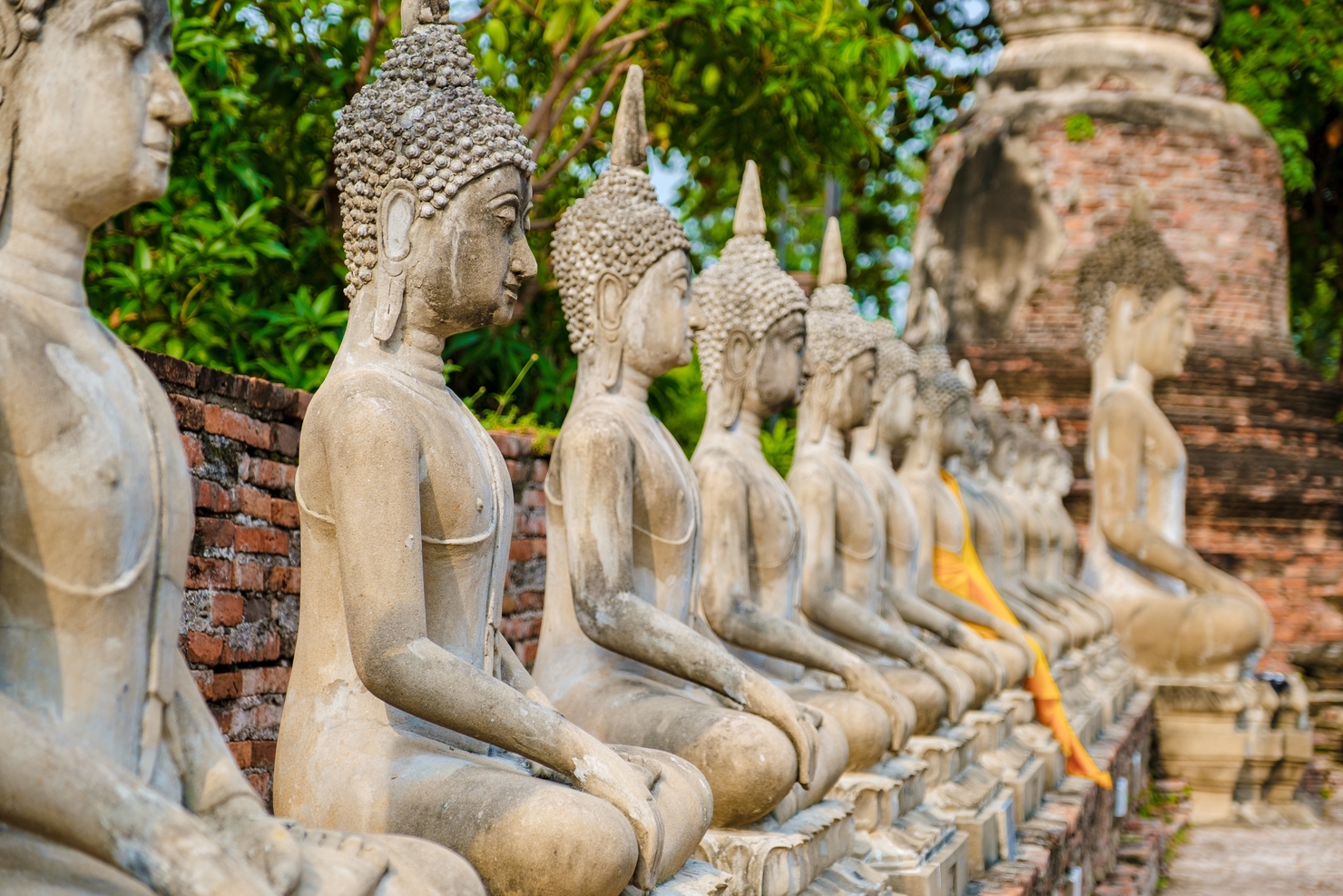 漫步在วัดใหญ่ (Wat Yai) 靜謐的庭園中，古老的遺跡與神聖的雕像完美融合，交織出豐富的文化與歷史。
