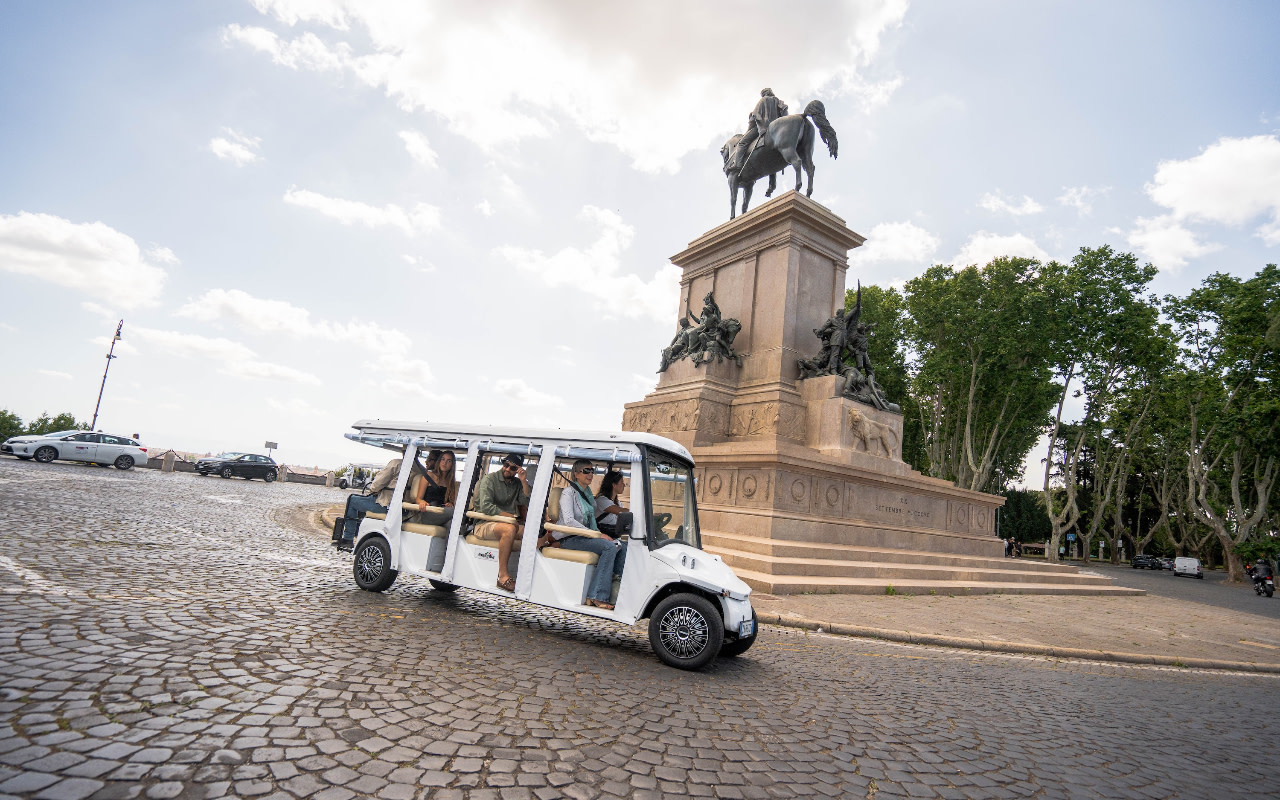 搭乘舒適的導覽高爾夫球車，探索羅馬迷人的廣場與噴泉。