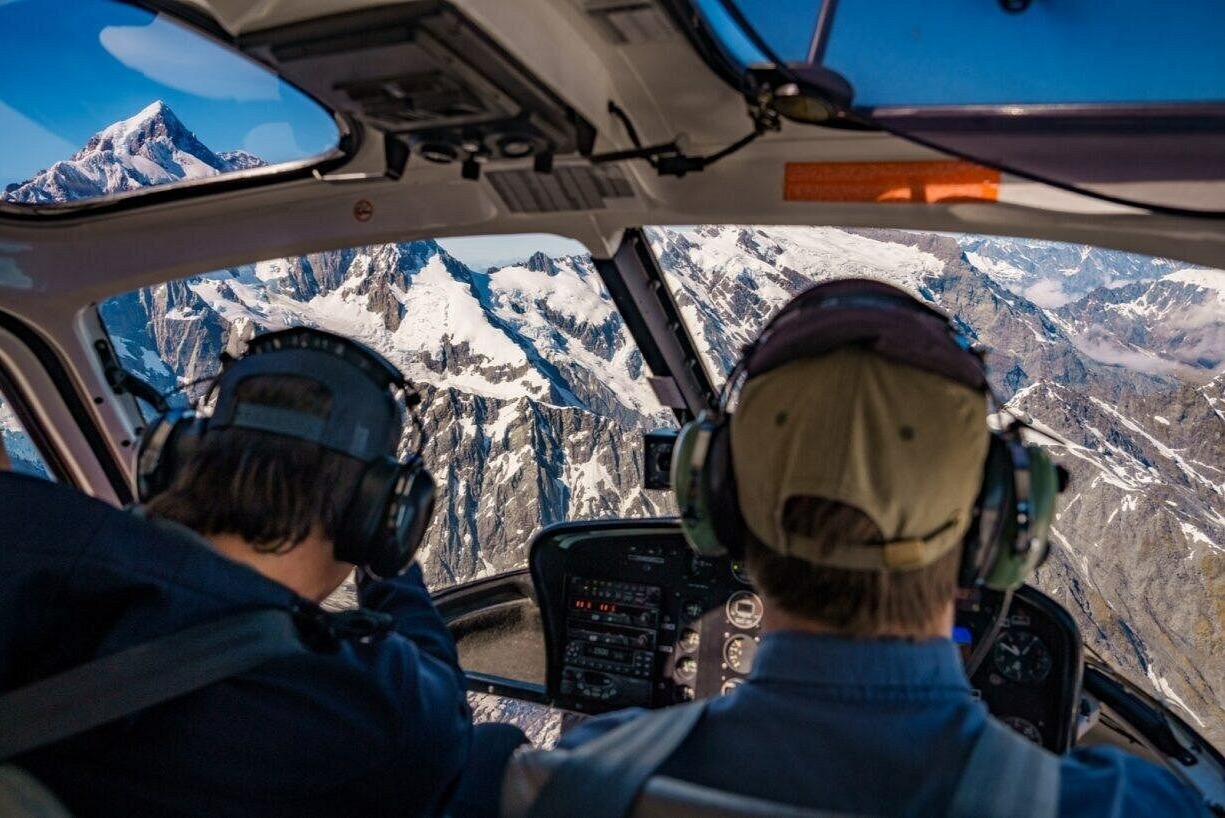 翱翔於冰峰與閃耀冰川之上，親眼見證庫克山令人屏息的高山奇景。
