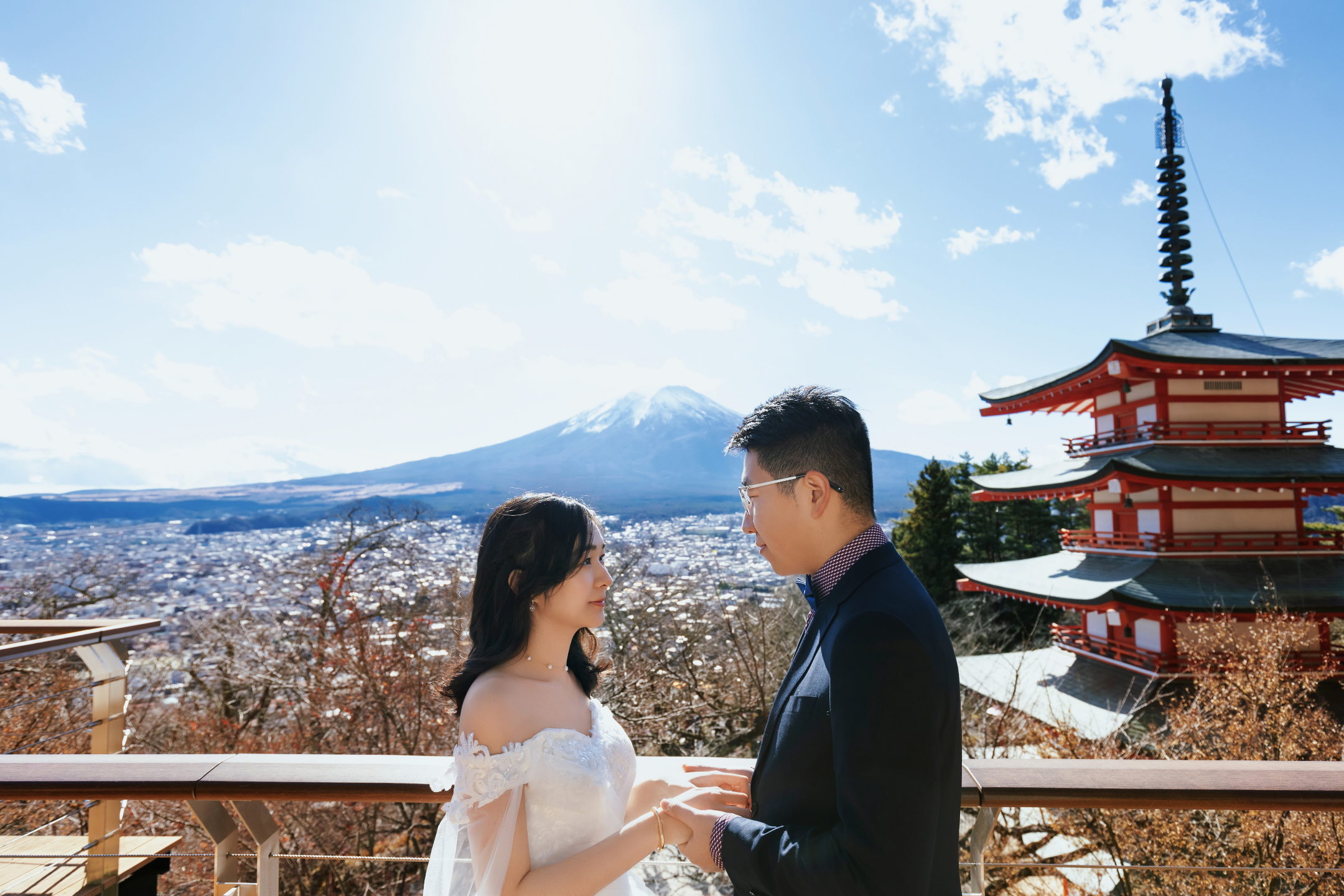 新倉富士淺間神社 - 著名的山坡神社，擁有寶塔景觀和富士山，是欣賞櫻花和秋色的標誌性景點