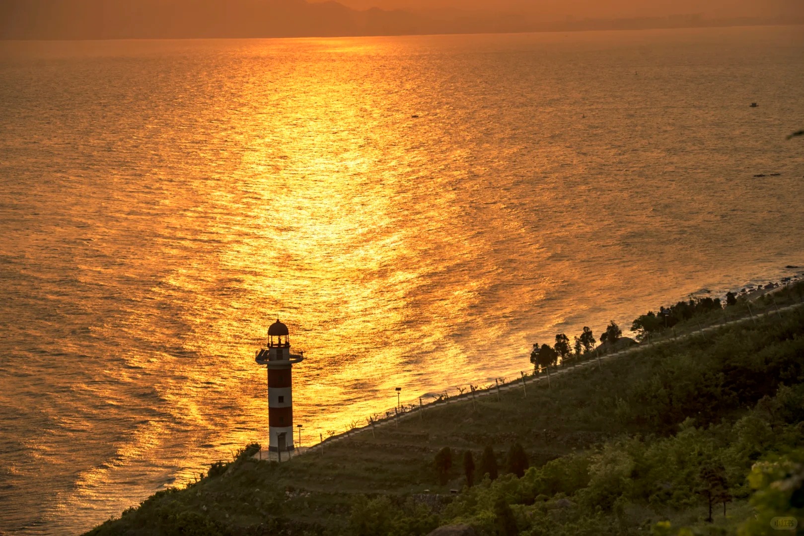 金沙灘的美是無法形容的，這裡簡直就是一軸長卷畫，春夏秋冬變幻著不同的顏色，向人們訴說著久遠而親切的故事