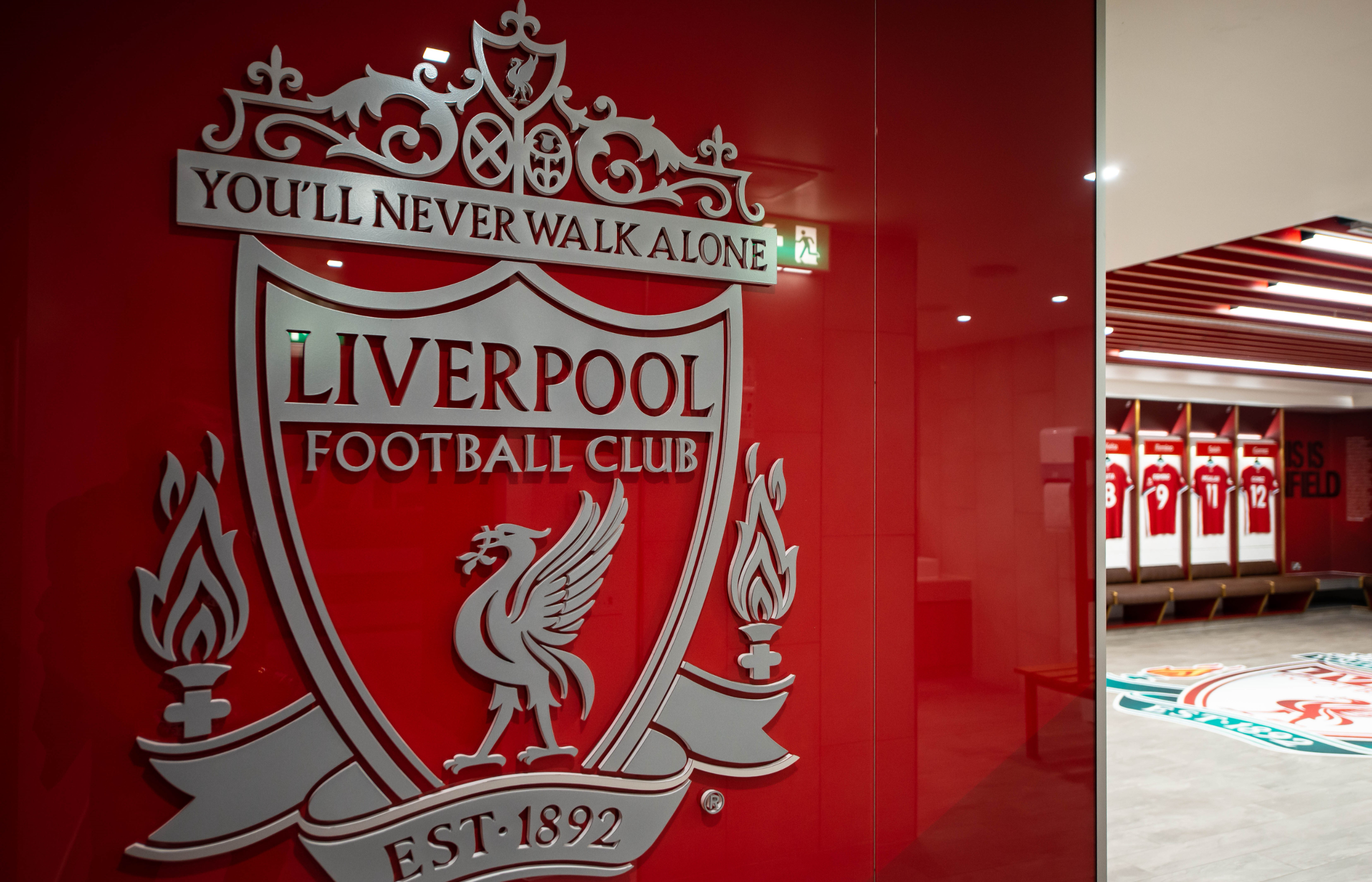 探索俱樂部的悠久歷史，參觀新聞發佈廳、“This Is Anfield”標誌、球員通道、教練席和主隊更衣室等必看區域