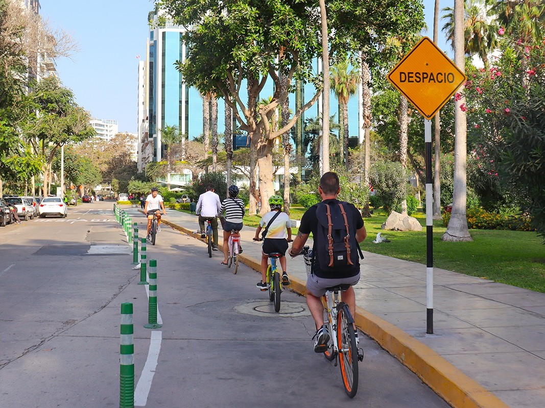 參加自行車導覽之旅,探索米拉弗洛雷斯 (Miraflores) 如詩如畫的街道,沿途欣賞充滿活力的文化地標 參加自行車導覽之旅,探索米拉弗洛雷斯 (Miraflores) 如詩如畫的街道,沿途欣賞充滿活力的文化地標