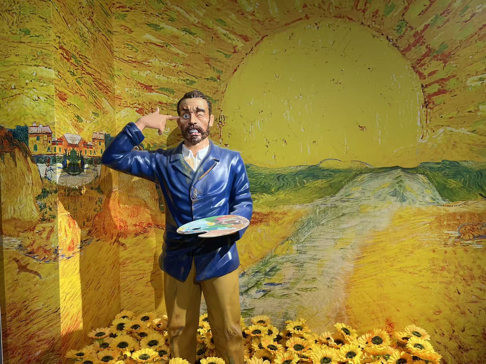 梵高互動雕塑,搭配麥田與向日葵背景,趣味還原藝術家經典創作場景 梵高互動雕塑,搭配麥田與向日葵背景,趣味還原藝術家經典創作場景