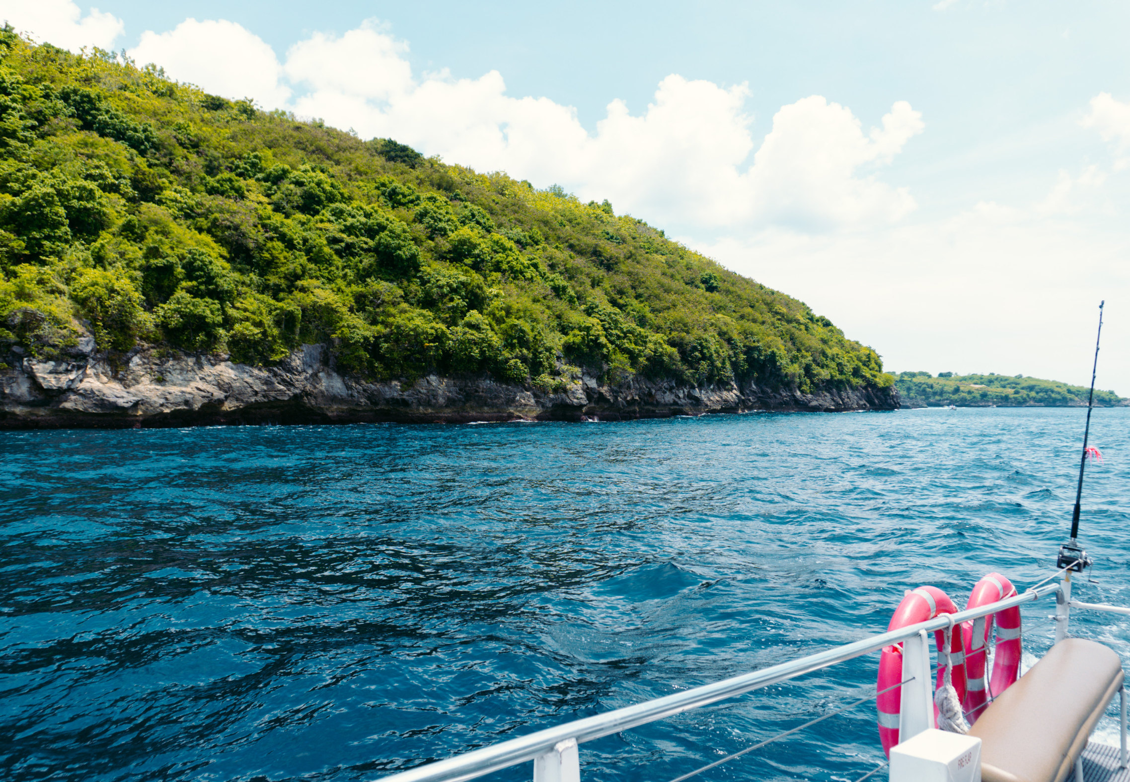 從峇里島前往倫邦岸島的航海巡遊體驗，飽覽壯麗的海岸懸崖與碧綠海景。
