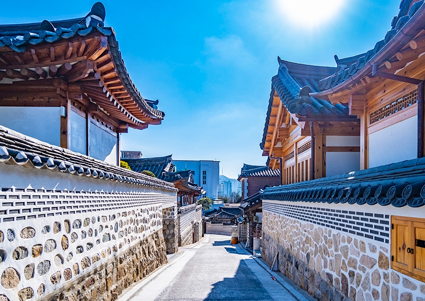 在北村韓屋村穿越回朝鮮時代,這裡有數百座保存完好的傳統韓屋,古色古香,魅力十足。 在北村韓屋村穿越回朝鮮時代,這裡有數百座保存完好的傳統韓屋,古色古香,魅力十足。