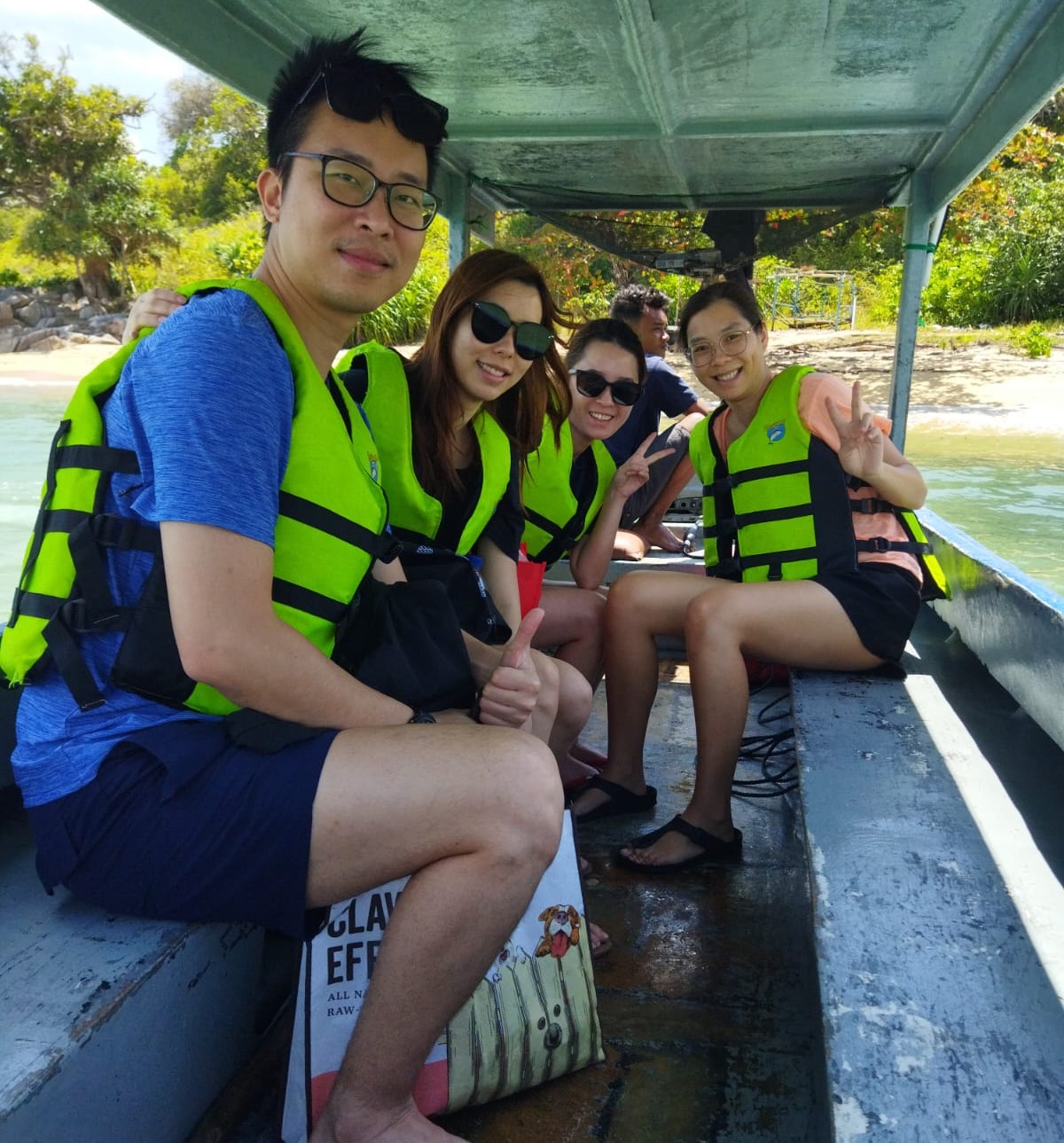 參加刺激的浮潛之旅,探索民丹島原始水域的海洋奇觀 參加刺激的浮潛之旅,探索民丹島原始水域的海洋奇觀