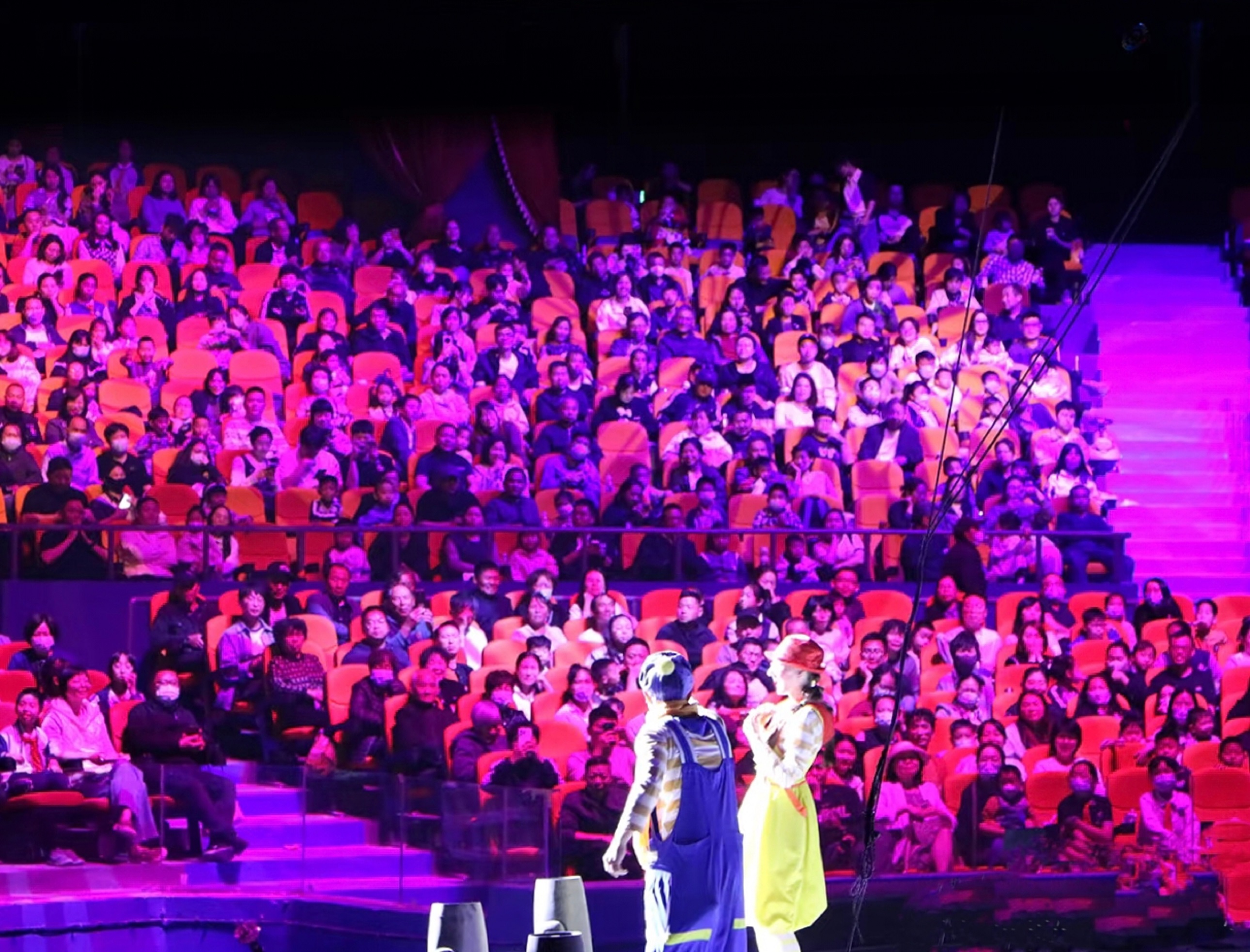 兩位小丑他們用幽默的肢體語言逗樂全場