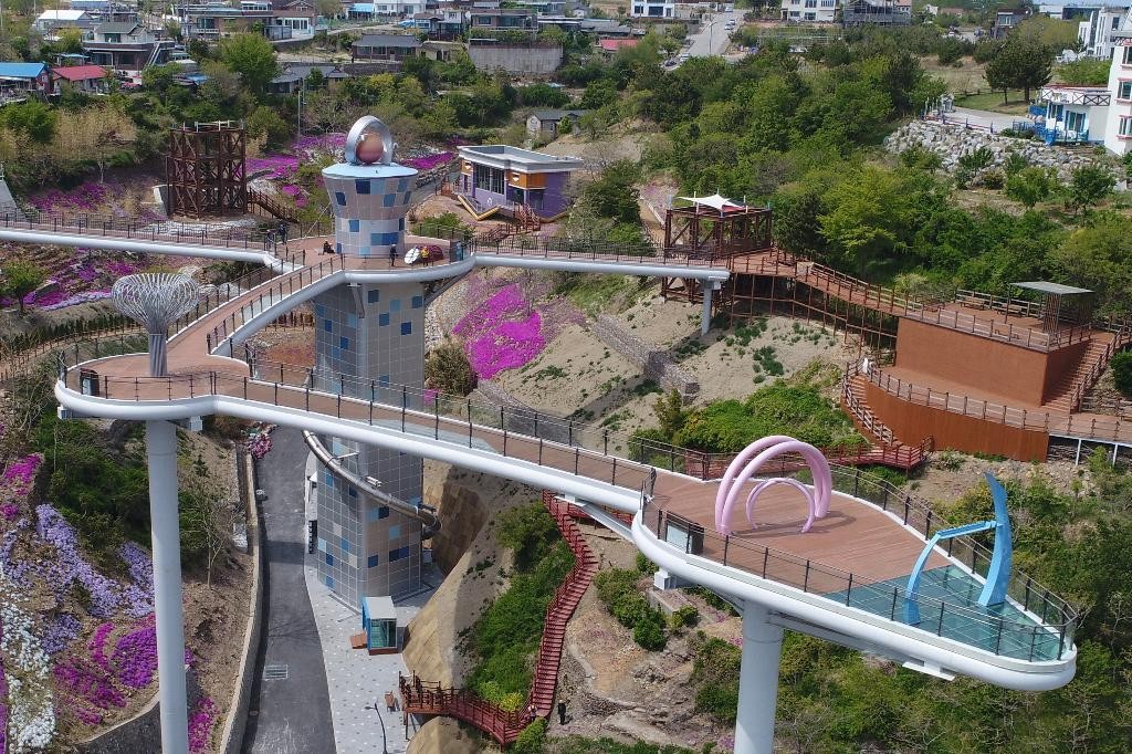 從天空之谷（Sky Valley）出發，大海和山脈融合成一幅令人歎為觀止的全景圖。