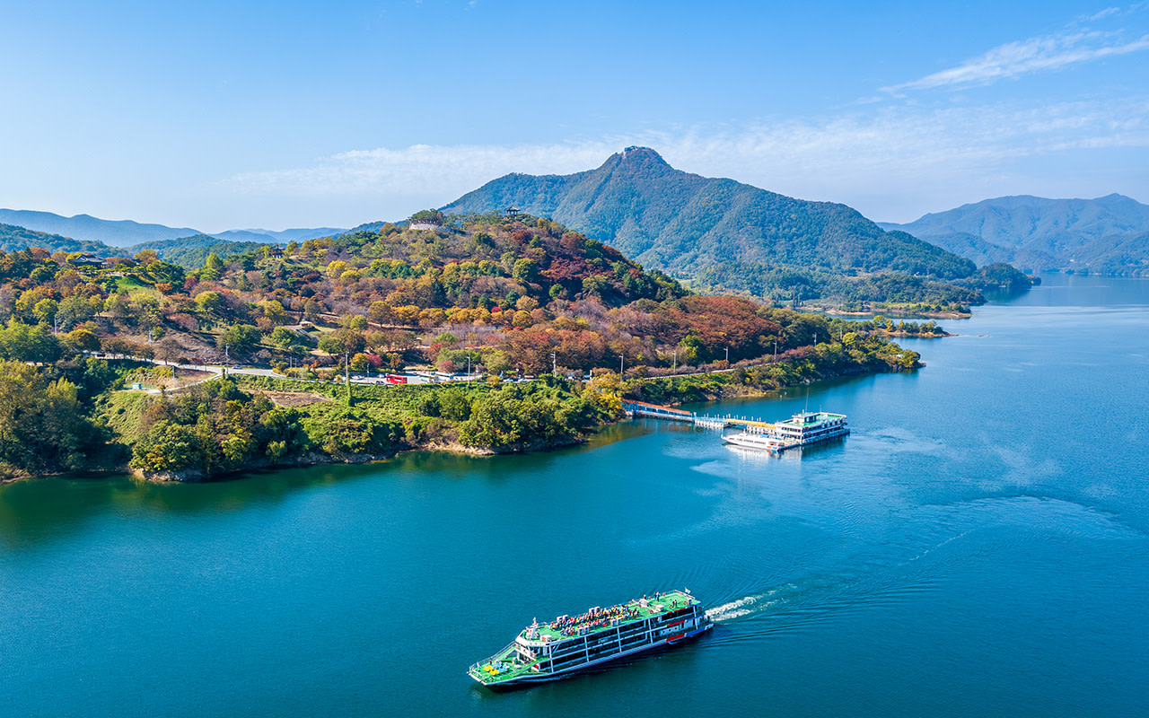 當微風拂過平靜的水面，堤川寧靜的景色便緩緩展開。