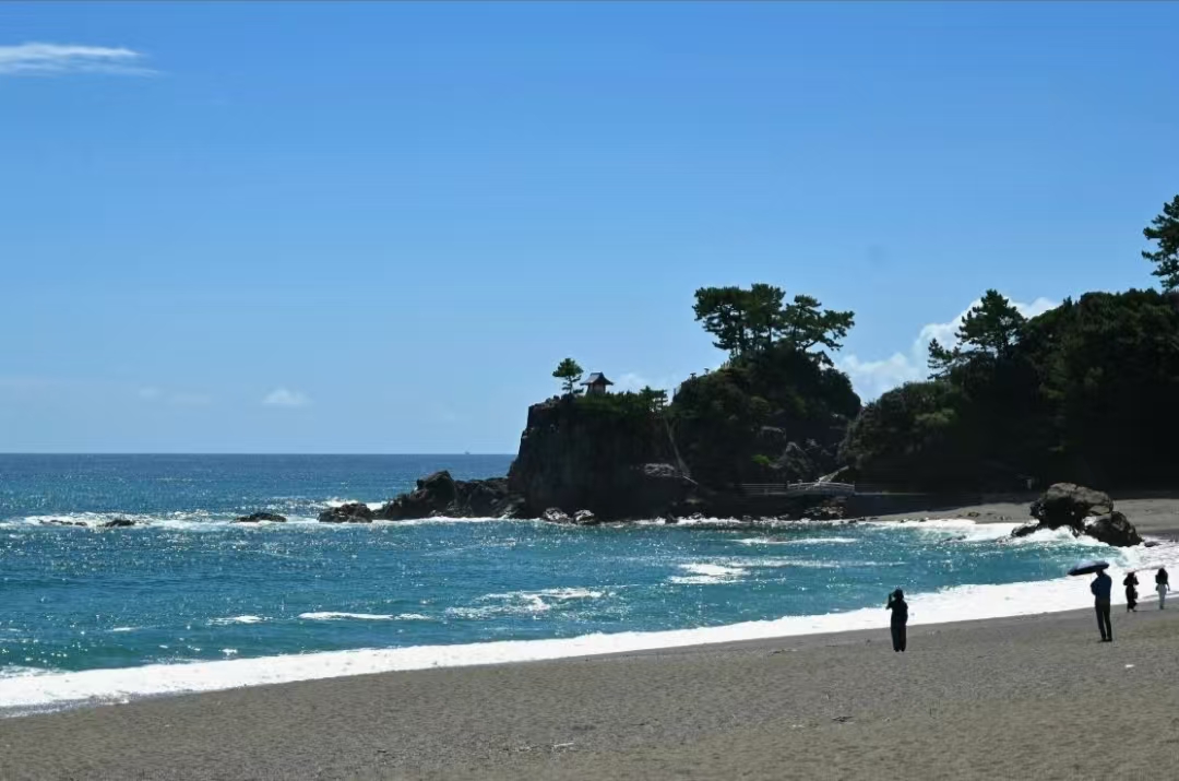 高知桂濱,作為日本著名的賞月勝地,有弧形的美麗沙灘、茂密的松林,還能參觀坂本龍馬紀念館,與海洋生物親密接觸,是一個充滿自然魅力與歷史韻味的寶藏之地。 高知桂濱,作為日本著名的賞月勝地,有弧形的美麗沙灘、茂密的松林,還能參觀坂本龍馬紀念館,與海洋生物親密接觸,是一個充滿自然魅力與歷史韻味的寶藏之地。