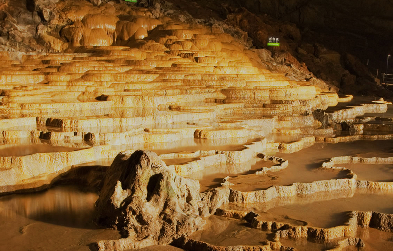 秋芳洞（特別自然紀念物）它全長10.7公里，為日本第二長也是日本最大級別的鐘乳洞之一。它位於秋吉臺國家指定公園的地下100公尺處，裡面設定了約1公里長的觀光路線。因為是鐘乳洞，所以洞內涼爽，全年17度，即使在夏天和冬天，冬暖夏涼，這裡的環境也十分舒適。