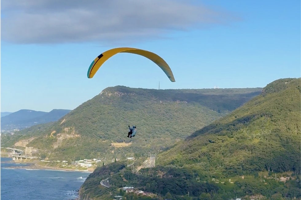 從鮑德山凝望,看著滑翔翼在史丹威爾公園令人屏息的美景上翱翔 從鮑德山凝望,看著滑翔翼在史丹威爾公園令人屏息的美景上翱翔